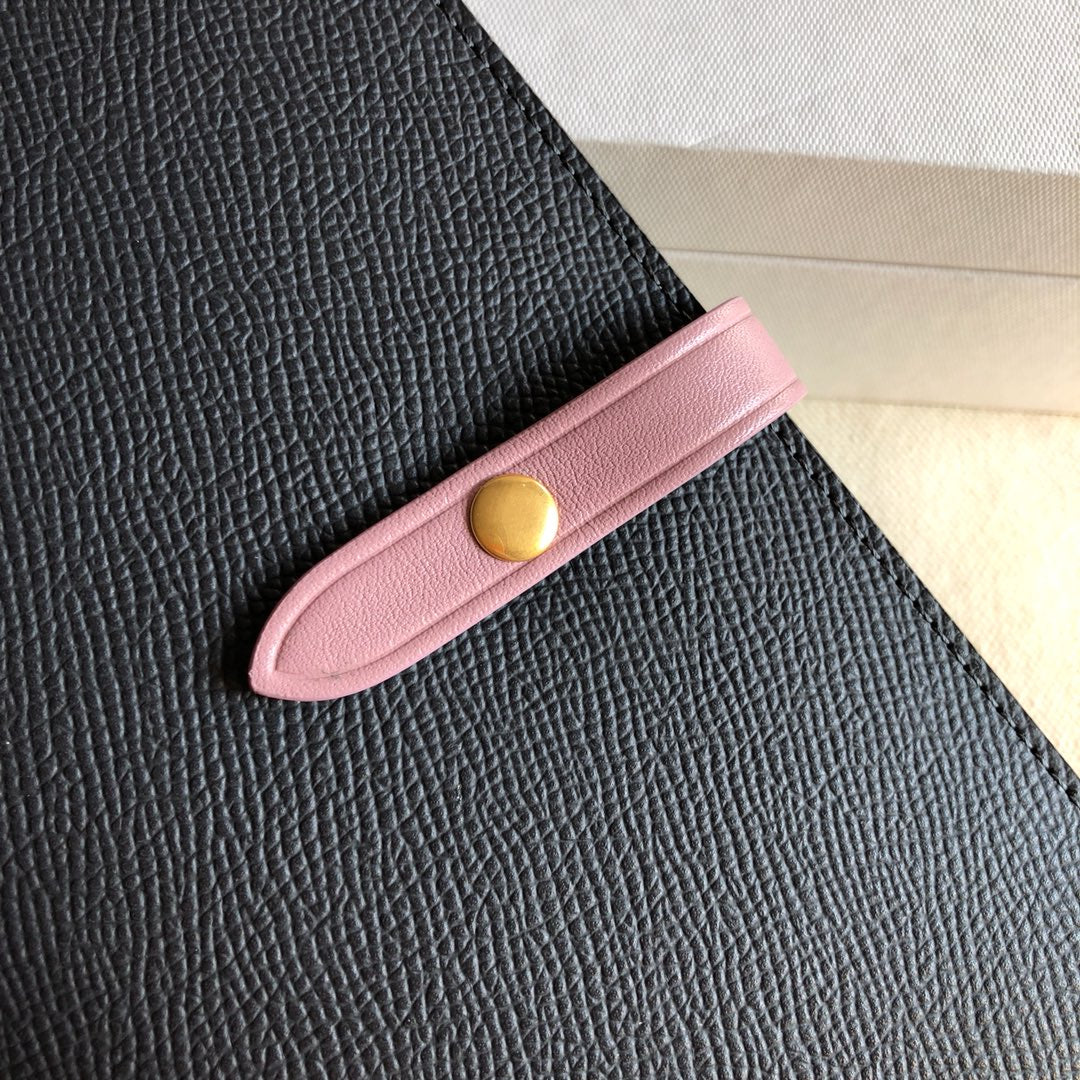 Длинный кошелек Celine — черно-розовый — с принтом в виде пальмовых листьев.