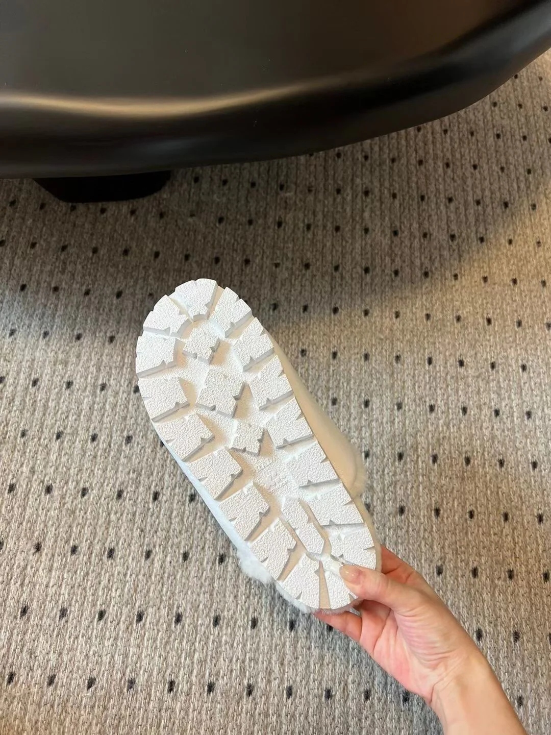 Новинка сезона осень/зима 2023 от Prada - Тапочки с объемным носком из овчины и меха - Белые