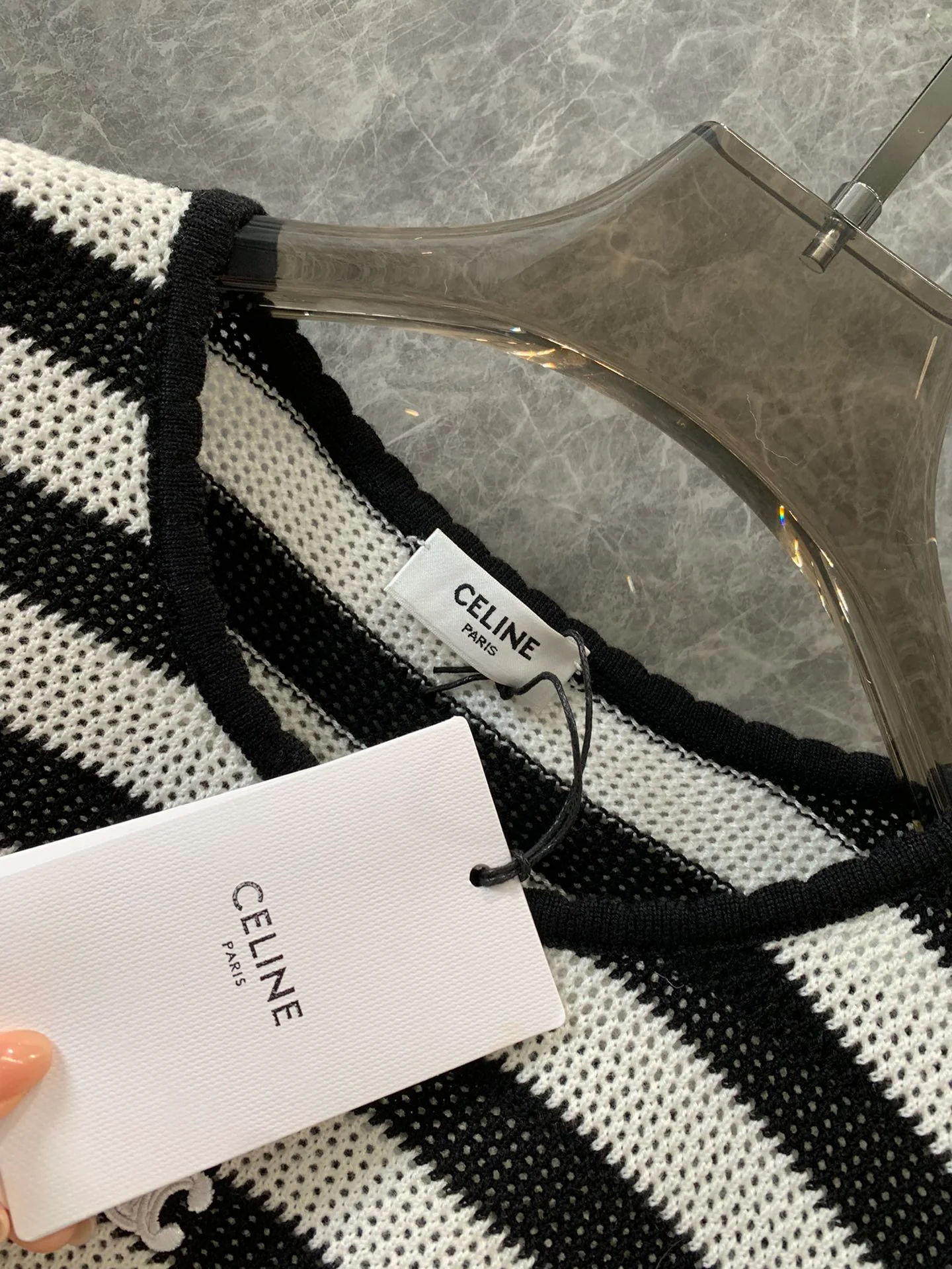 Celine - 2404 - 24ss Новинка ранней весны - Вязаный полосатый топ с короткими рукавами и волнистым воротником