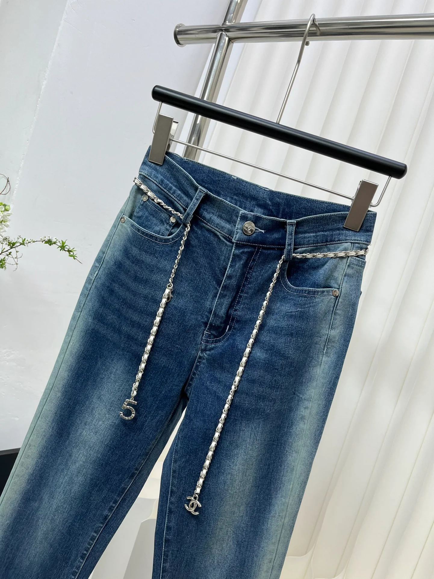 Джинсы Chanel 2403 с градиентным рисунком и расклешенной юбкой