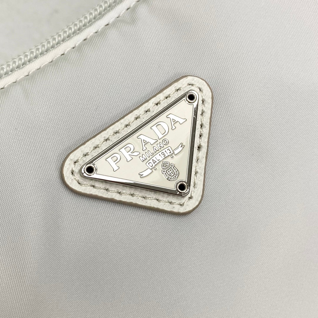 Нейлоновая сумка-хобо Prada, белая.