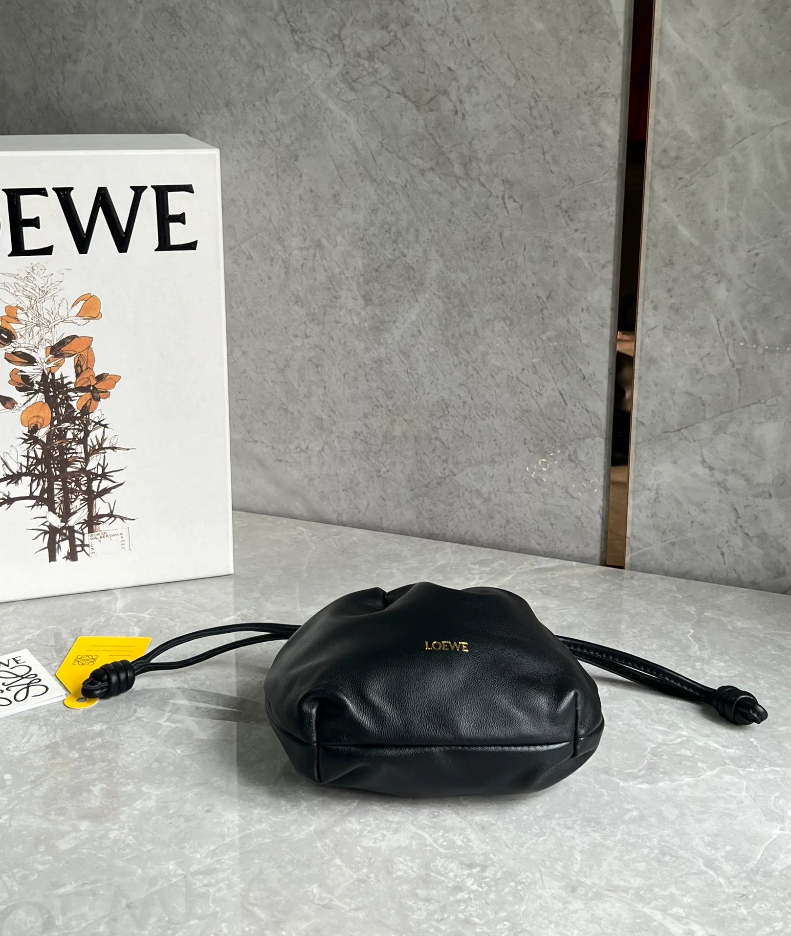 Сумка Loewe Flamenco из овечьей кожи с цепочкой - черная, маленькая.