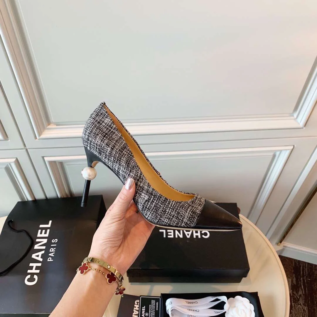 Chanel - Туфли на высоком каблуке с острым носком, украшенные жемчугом - 1