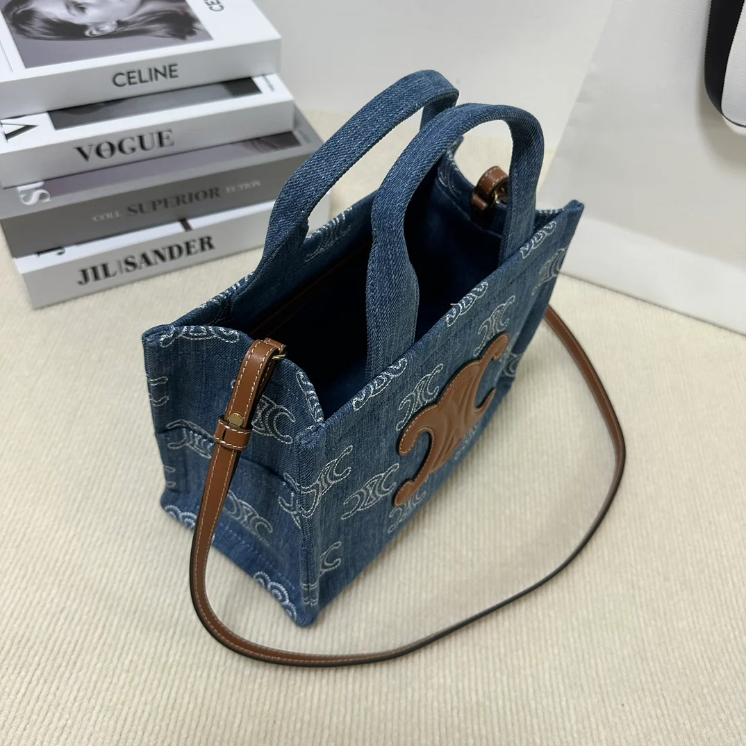 Маленькая сумка-тоут Celine, джинсово-синяя.