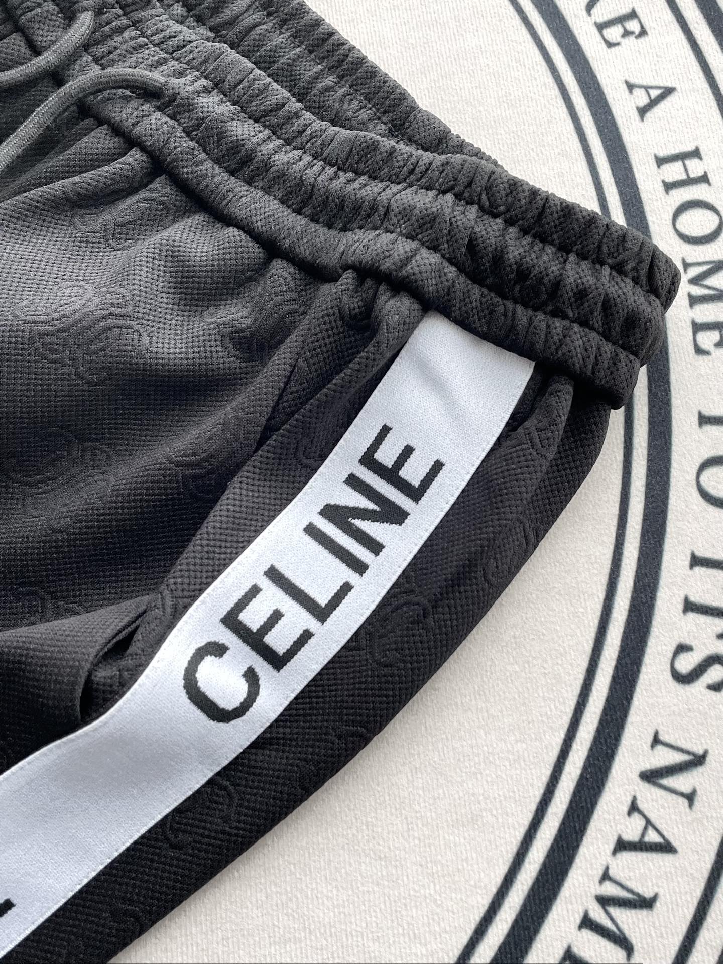 Комплект Celine-2403: футболка с коротким рукавом и брюки с тисненым узором ?Триумфальная арка? — черный.