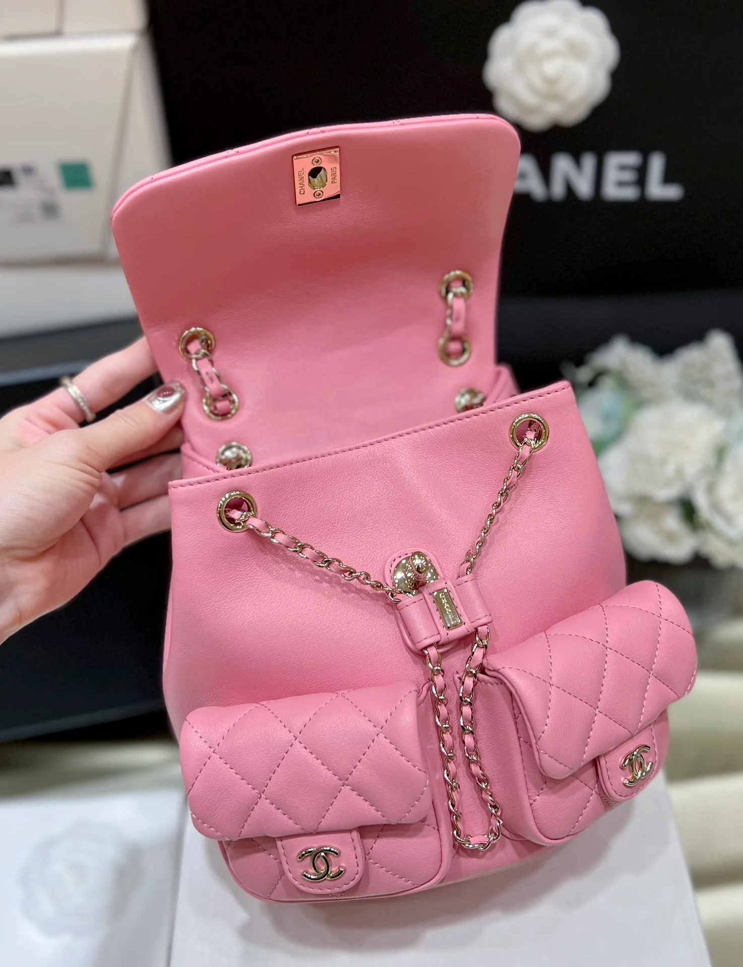 Коллекция Chanel Весна/Лето 2023 - Duma - Однотонный рюкзак из телячьей кожи - Розовый