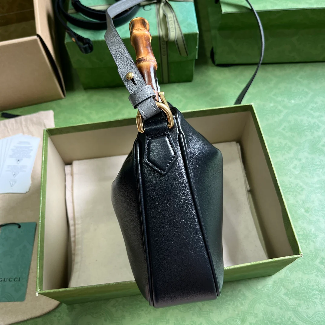 Маленькая сумка через плечо Gucci Diana из серии Diana - черная.