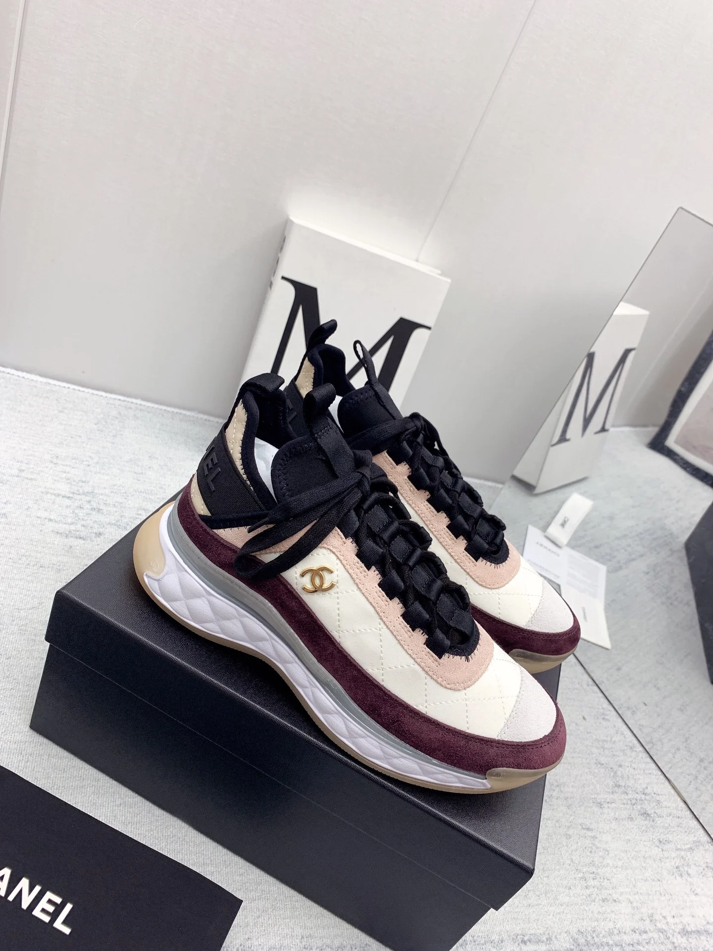 Новинка сезона осень/зима 2021 от Chanel - кроссовки с ромбовидным узором - розово-фиолетовые.