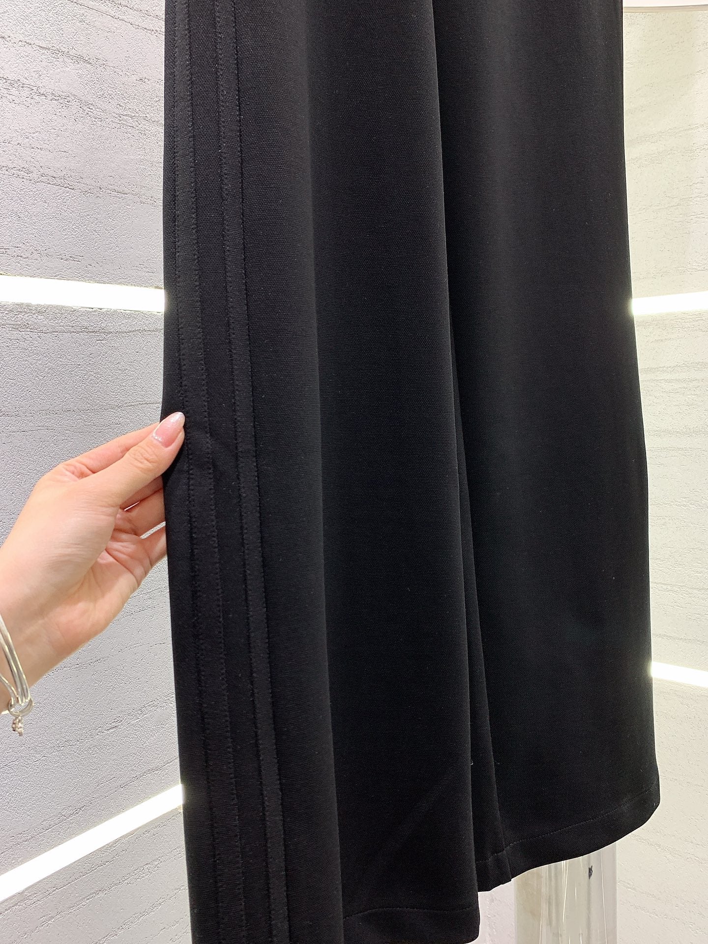 Celine-2403 - Новые широкие брюки с полосатой отделкой и этикеткой.