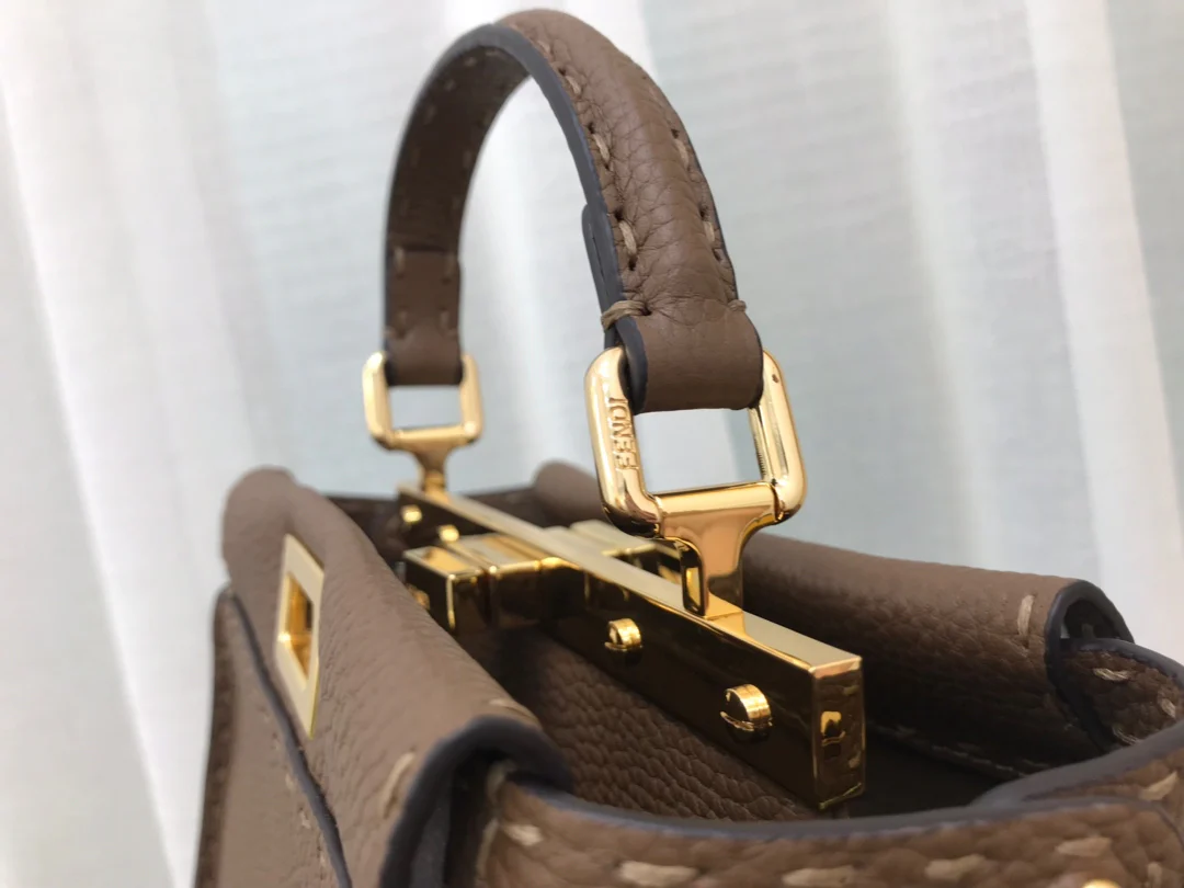 Мини-сумочка Fendi Peekaboo из коричневой кожи