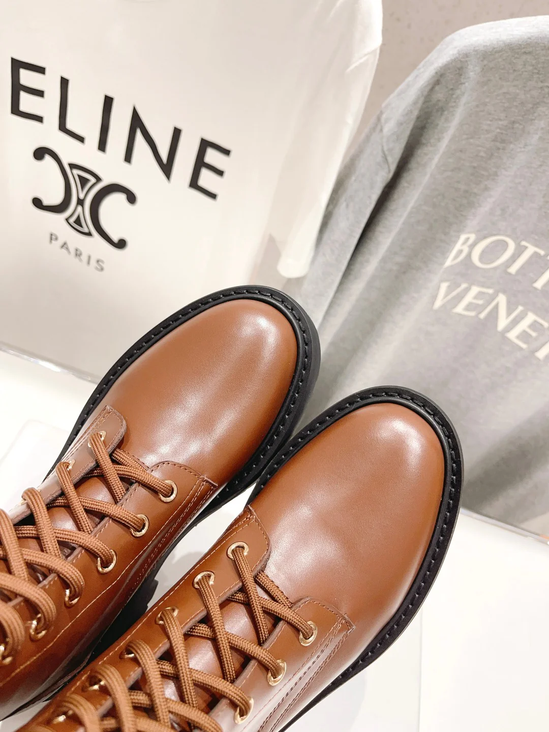 Celine - Новинка сезона осень/зима 2023 - Ботильоны из винтажной лакированной кожи с тиснением ?Триумфальная арка?