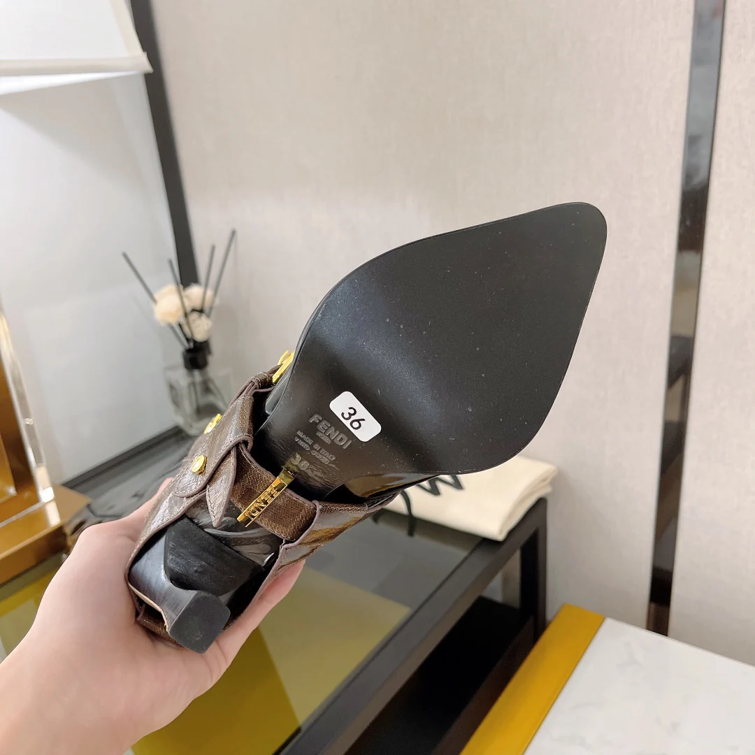 Новинка сезона осень/зима 2022 от Fendi — Эластичные лакированные ботинки, серия FFrame — Ботинки на высоком каблуке