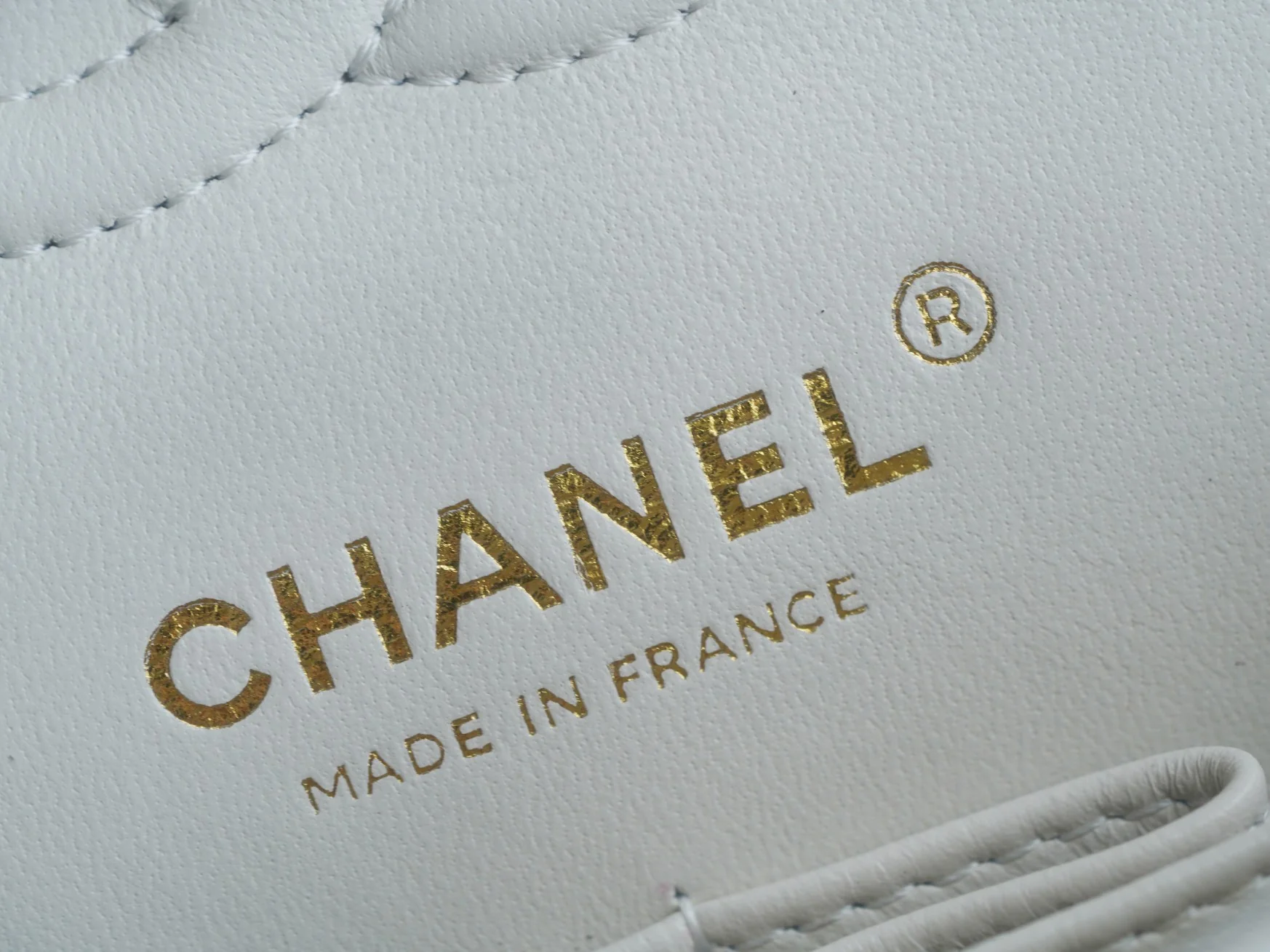 Классическая сумка Chanel с клапаном - белая.