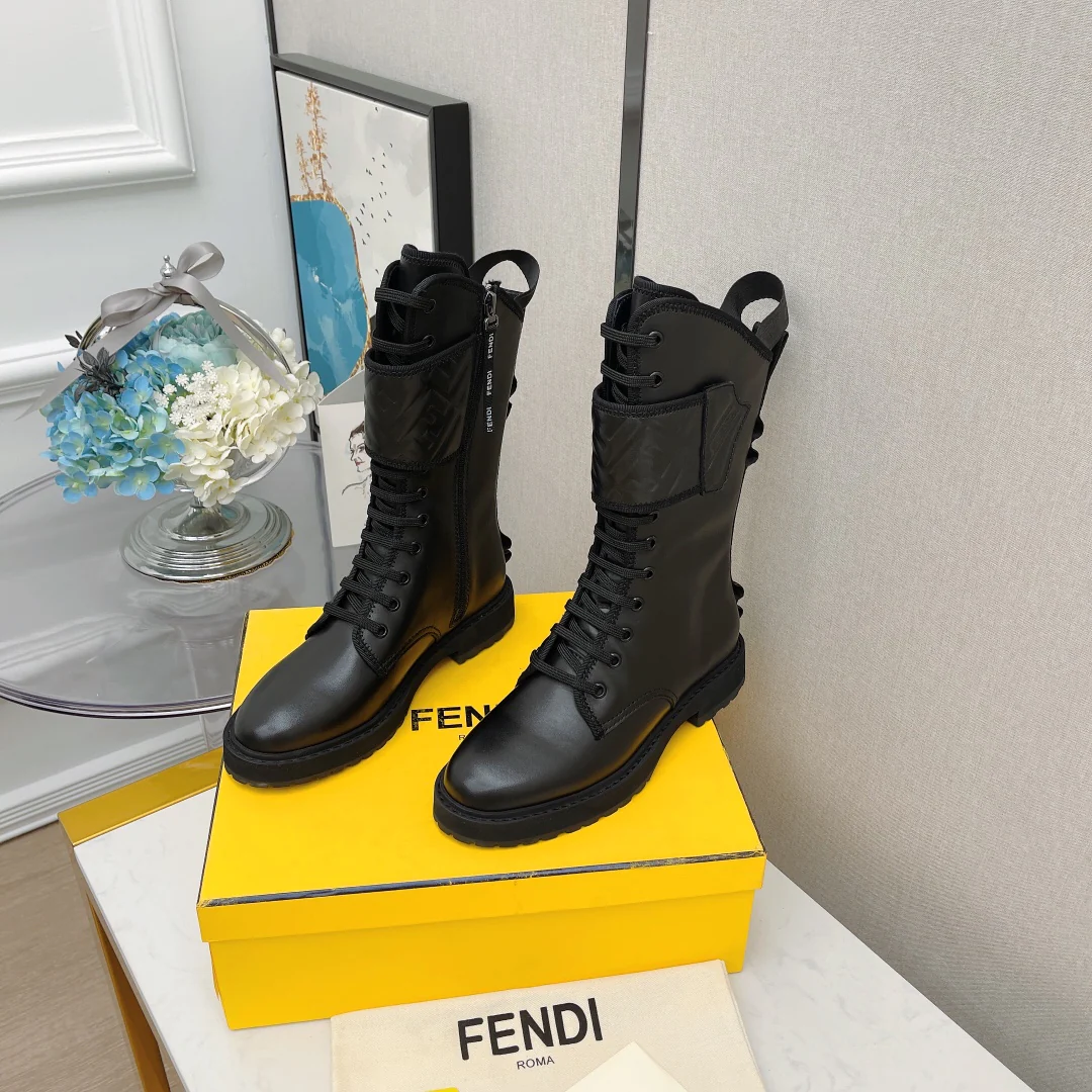 Новинки сезона осень/зима 2022 от Fendi - Сапоги для верховой езды - 1