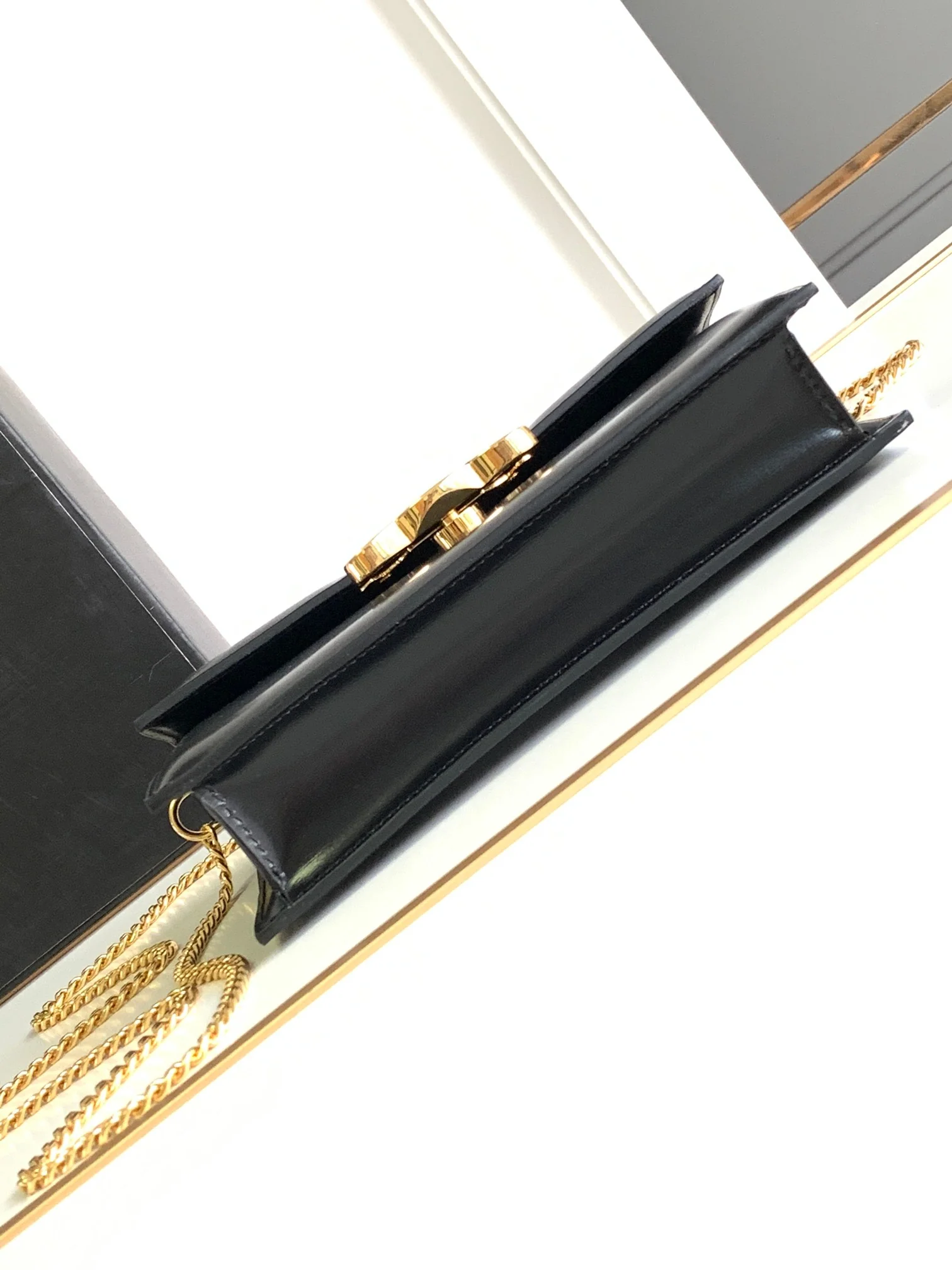 Сумка Celine Soir Triomphe WOC из кожи с цепочкой, осень/зима 2023, черная.