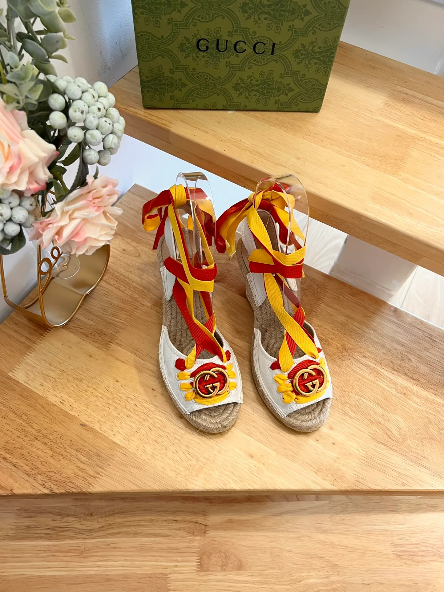 Новинка весны 2023 года от Gucci - Соломенные сандалии на танкетке - Белые