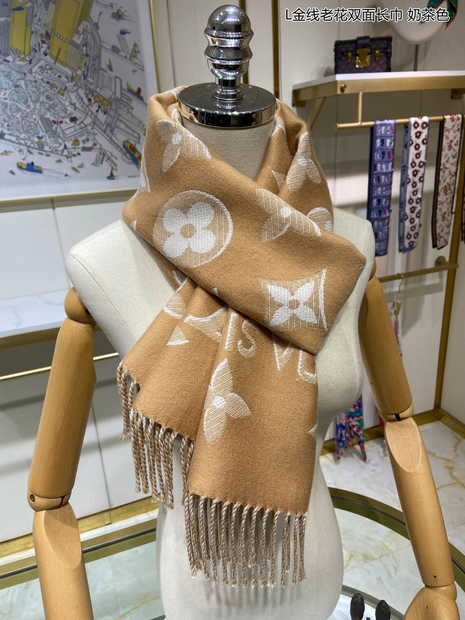 Двусторонний шарф LV с золотой нитью и монограммой — абрикосовый.