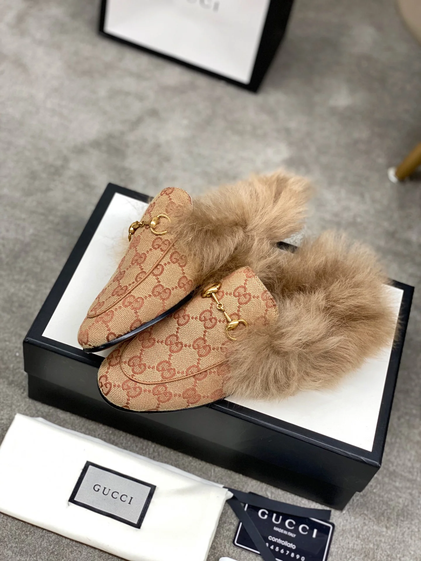 Бутик Gucci 2020 - Последние модели с подиума - Меховые тапочки - Монограммный узор - 1