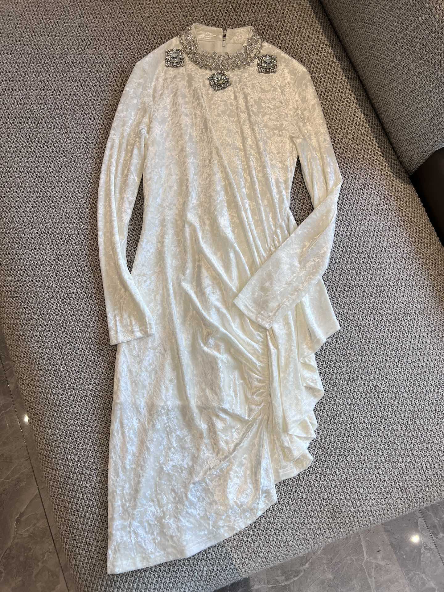 Chanel 2403 — Изысканное бархатное платье класса люкс с воротником-стойкой, украшенным стразами, и длинными рукавами неправильной формы — Белое