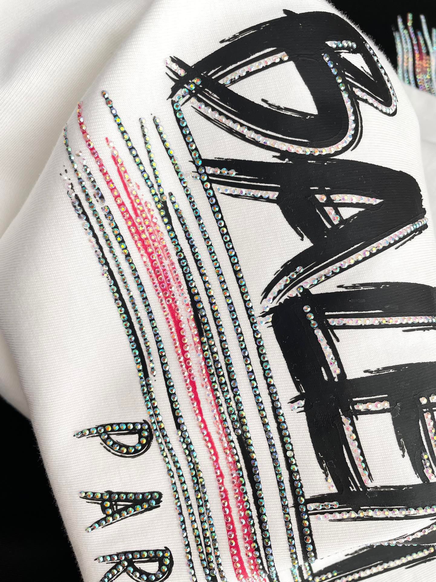 Футболка Balenciaga 2403 из хлопка с коротким рукавом, украшенная стразами и потертой надписью, свободного кроя, белая.