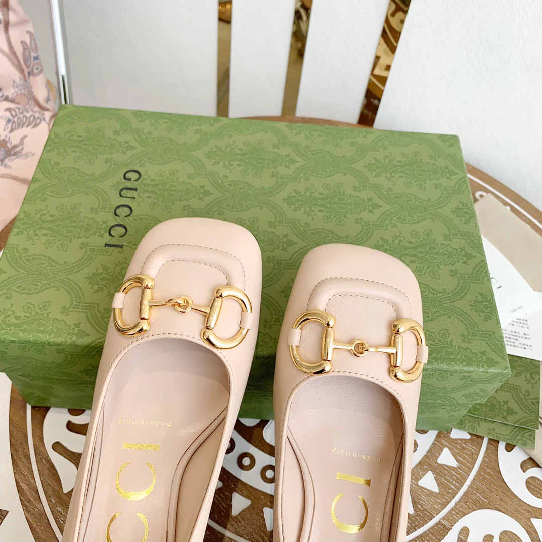 Весенняя коллекция Gucci 2021 — Туфли на массивном каблуке с пряжкой в ??виде конской уздечки.