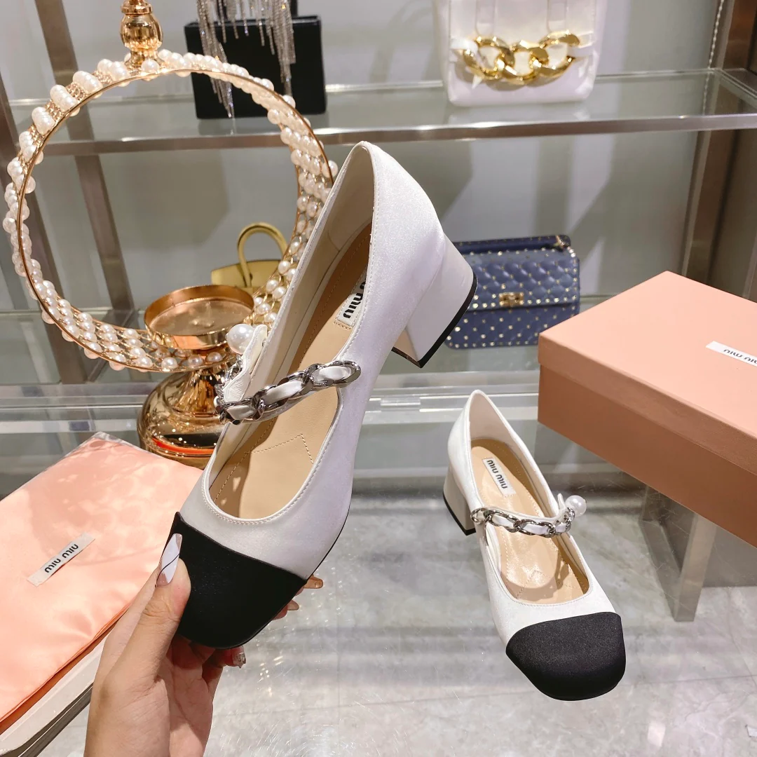 Весенняя коллекция Miu Miu 2023 - Шелковые туфли с квадратным носком - Белые