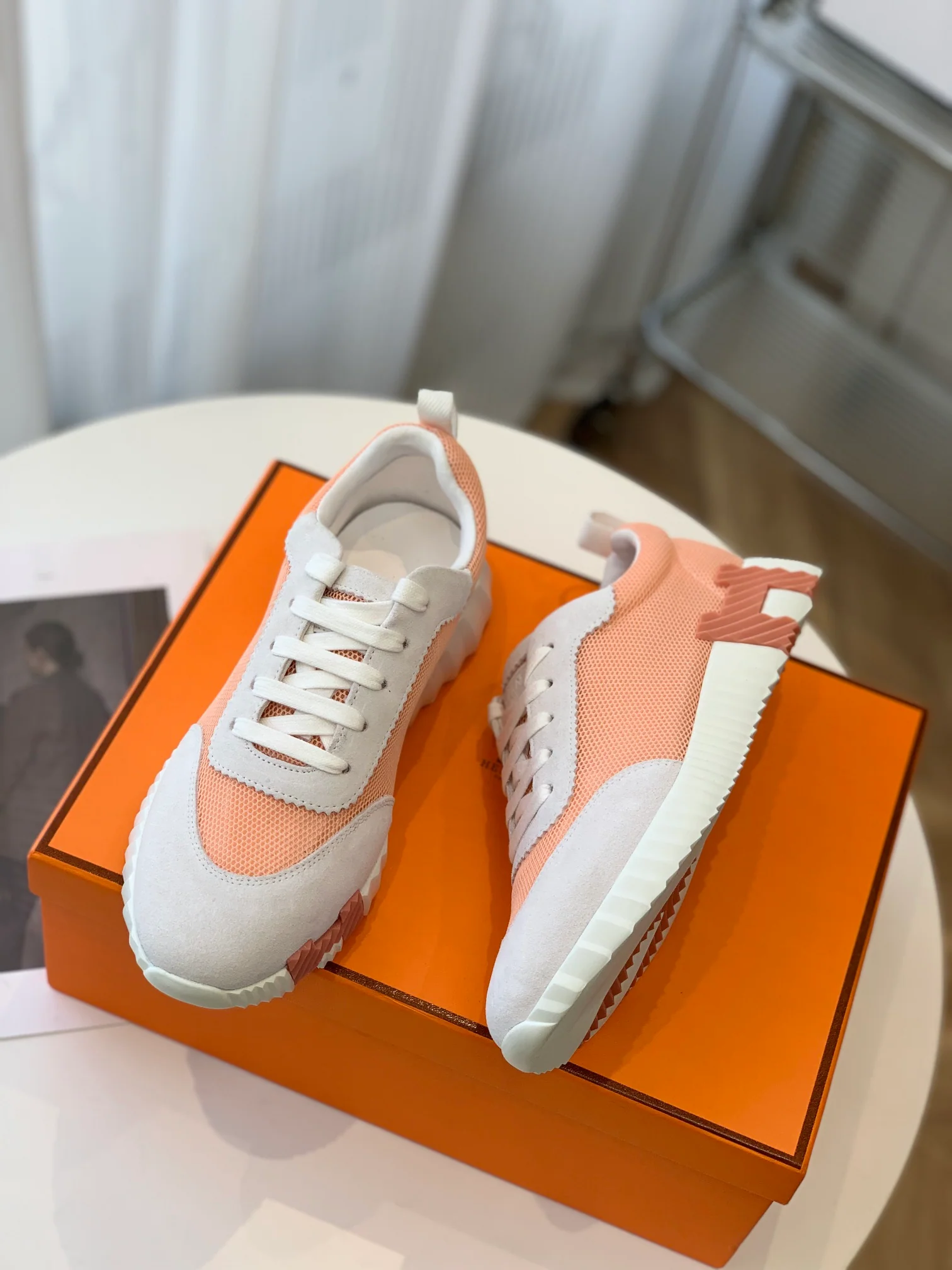 Новейшая модель Hermes 2023 года - кожаные кроссовки H - белые и розовые