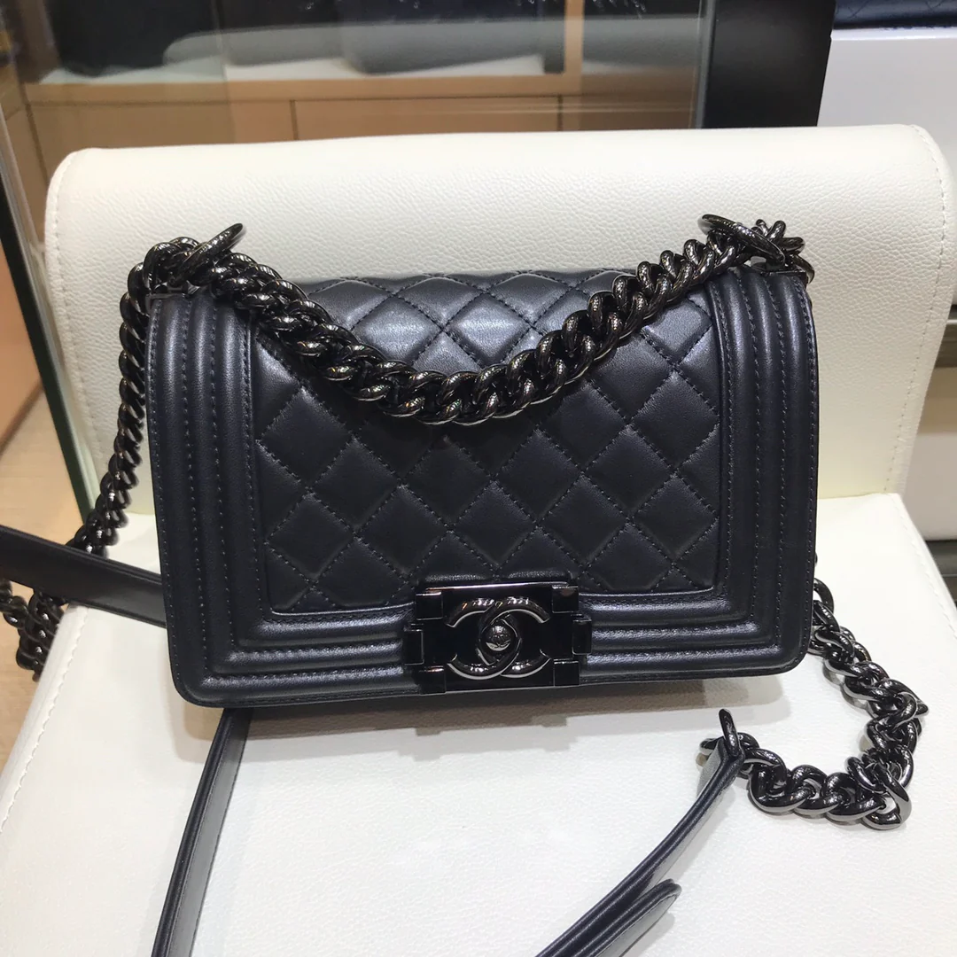 Chanel-boy-20cm-1
