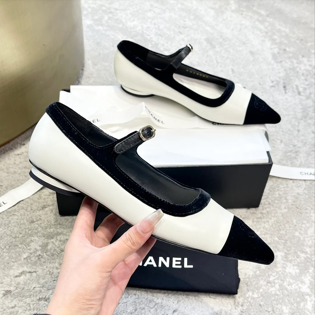 Новинка весны 2023 года от Chanel — туфли-мэри-джейн с острым носком.