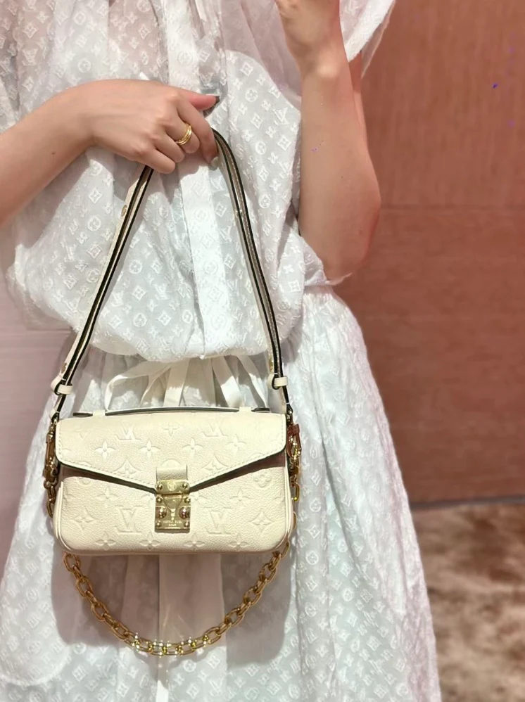 m46595-LV-pochette-metis-east-west-white