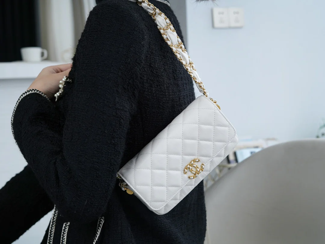 Коллекция Chanel осень/зима 2019 — Сумка-багет с широким плечевым ремнем — Кожа теленка цвета белого золота с мятой текстурой