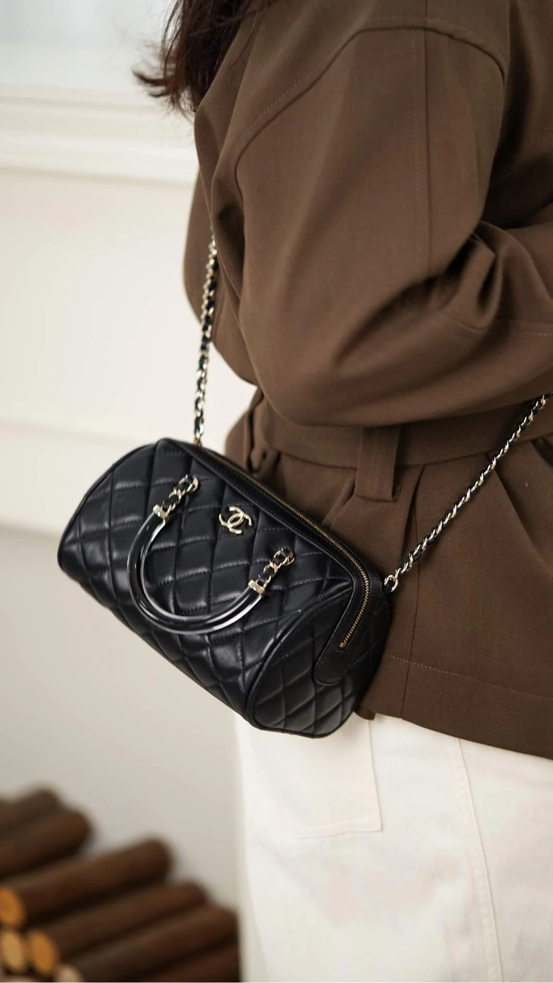 Сумка Chanel 25c Boston Bowling Bag — черно-золотая.