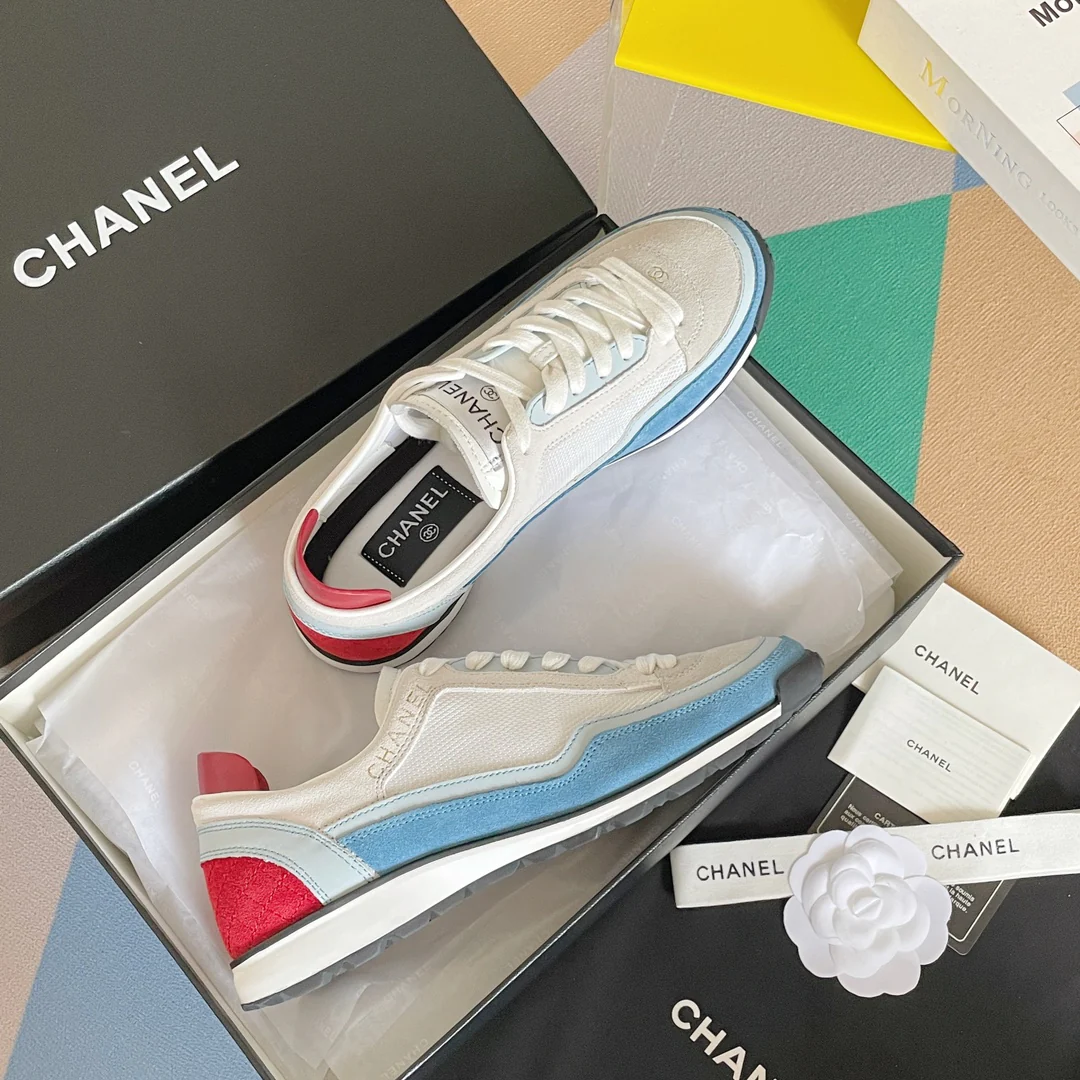 Новинка 2023 года от Chanel - Повседневные кроссовки в стиле колор-блок - Бело-синие
