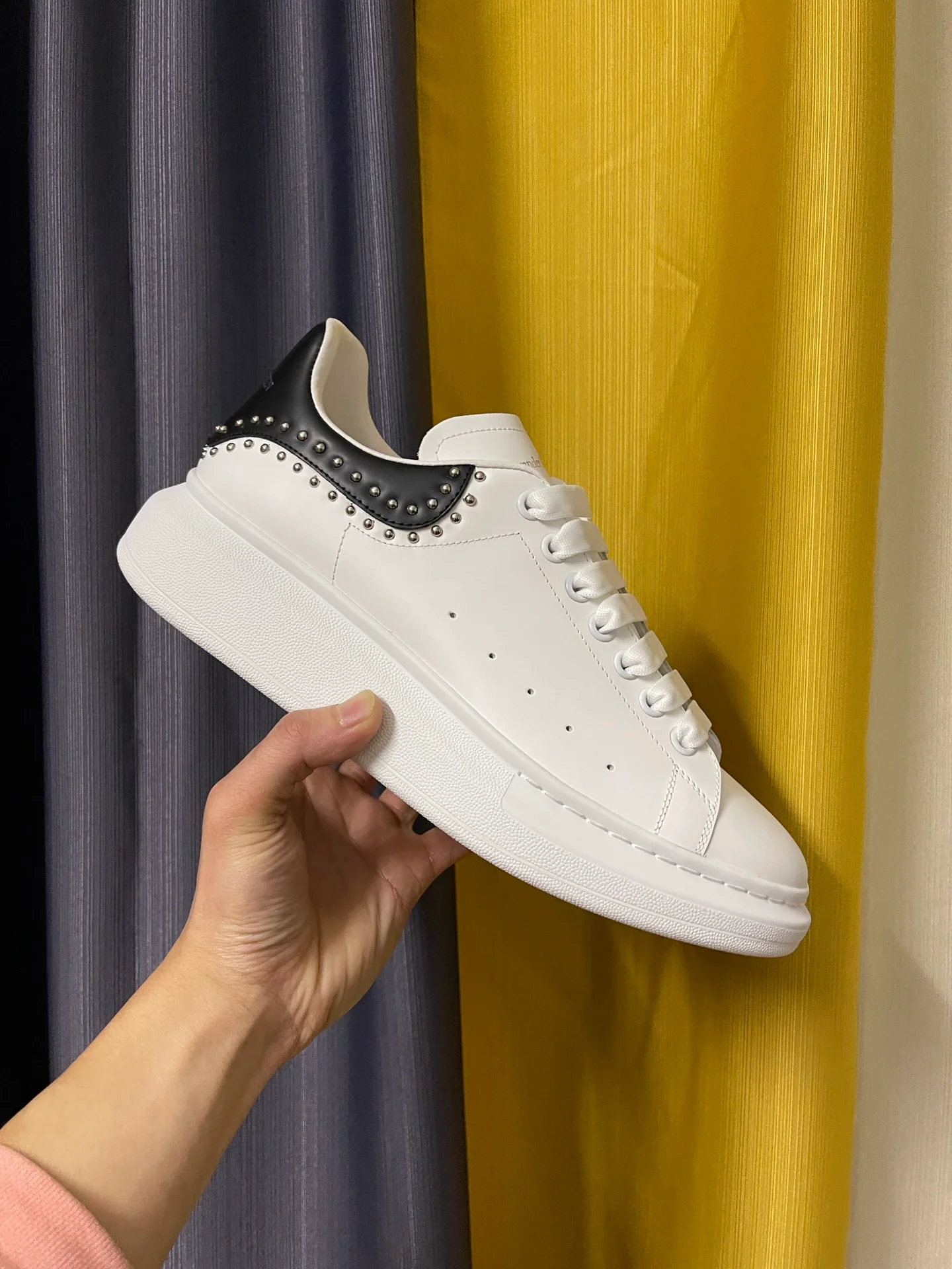 Классические белые кроссовки McQueen - унисекс - черная кожа на каблуке - круглые заклепки