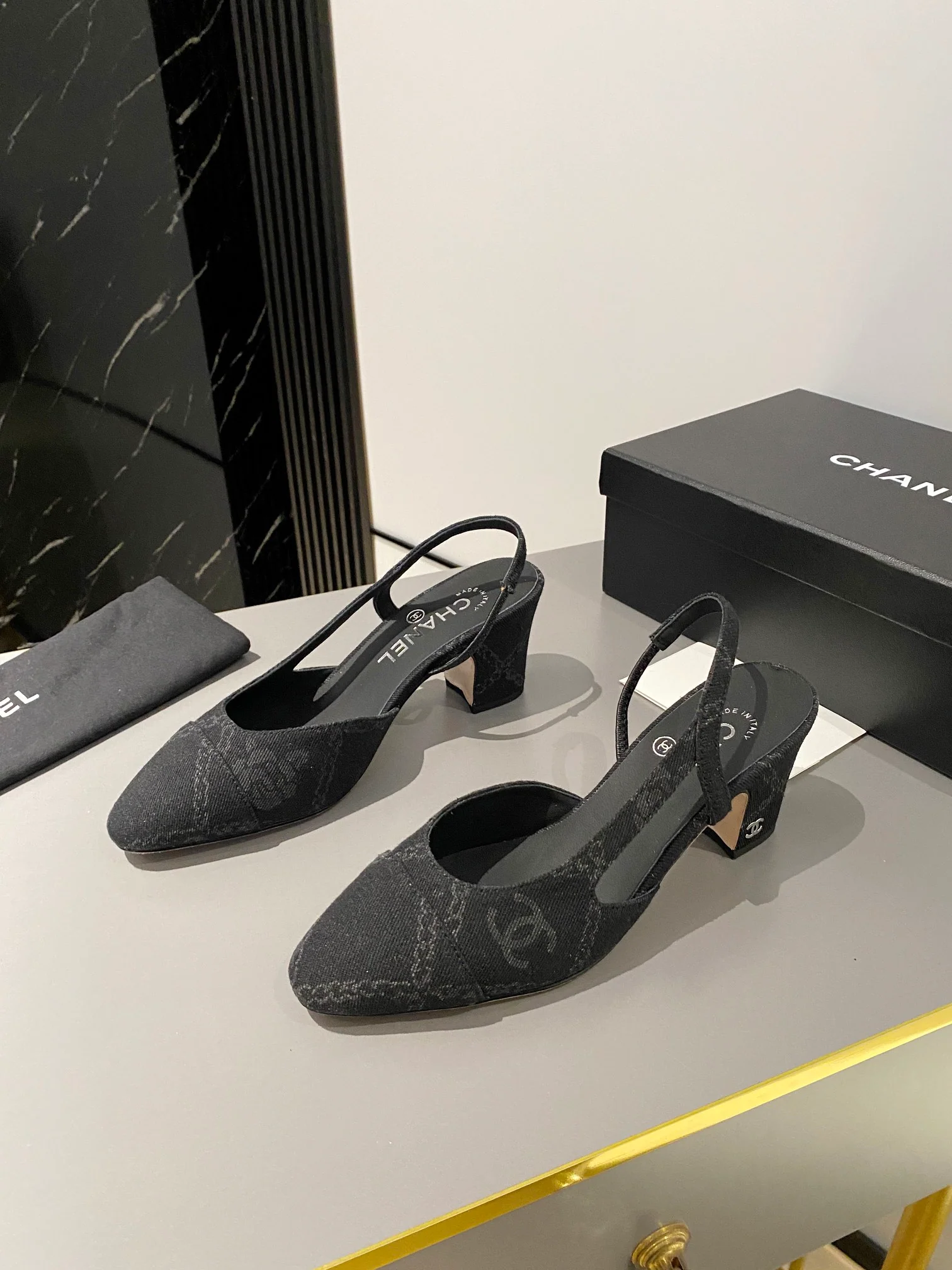 Chanel - Классические туфли на массивном каблуке - Черные