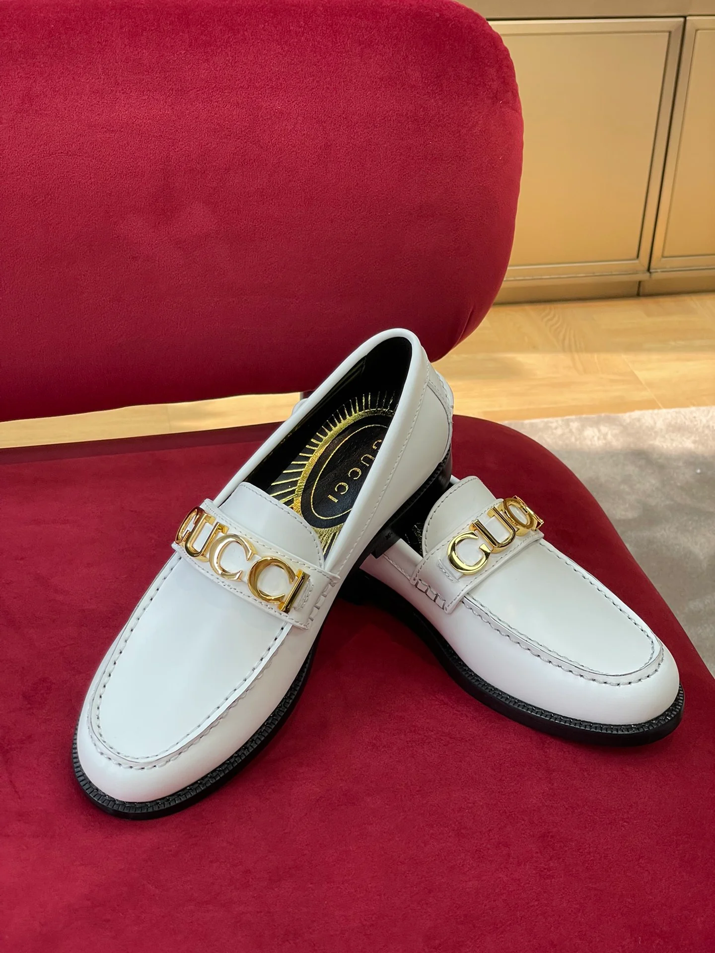 Новинка сезона осень/зима 2022 от Gucci - Лоферы - Белые