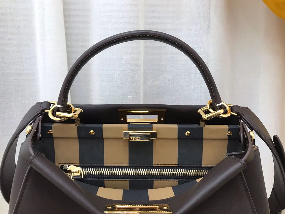 Сумка Fendi Peekaboo Medium из темно-коричневой кожи.