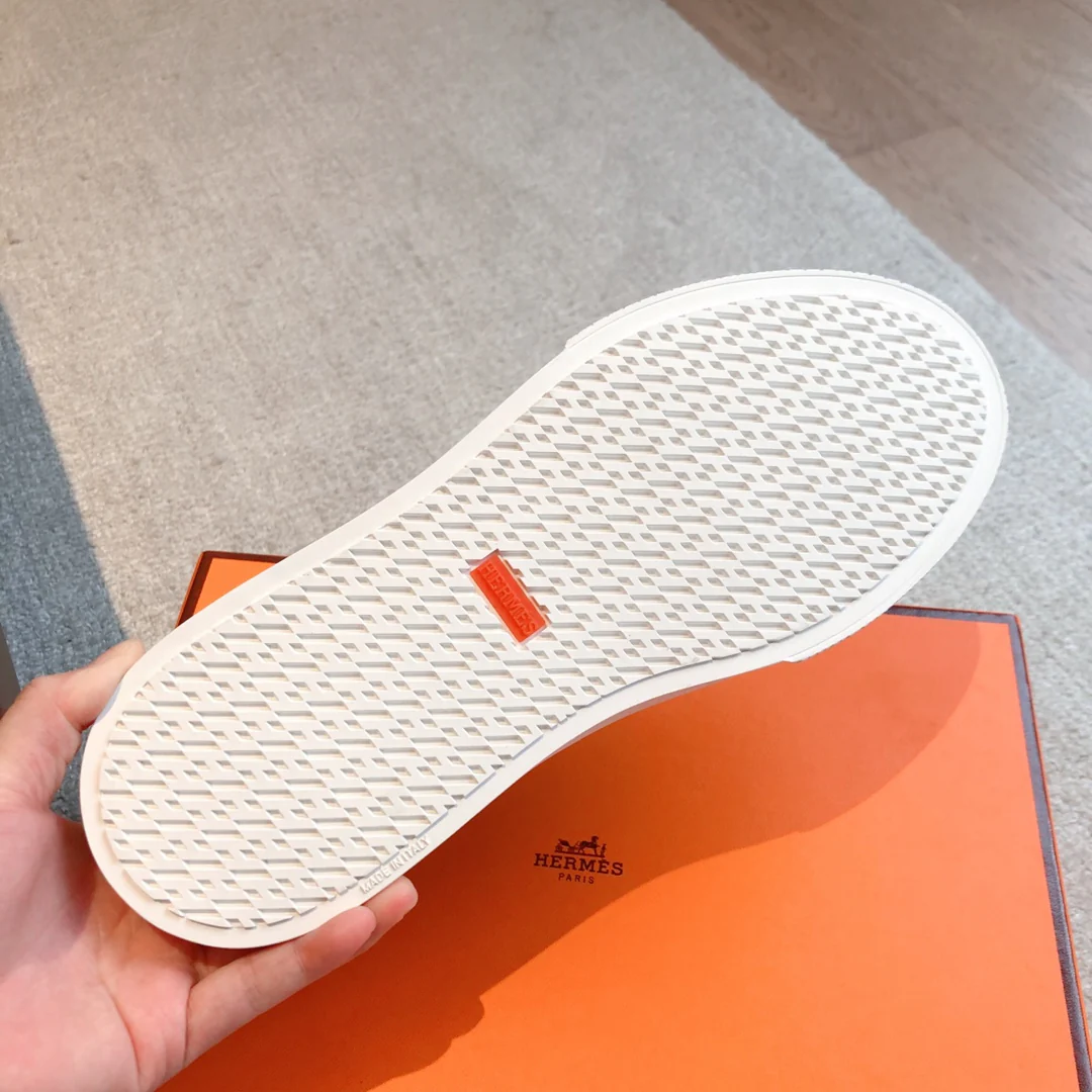Новинки весенней коллекции Hermes 2023 года - повседневная обувь.