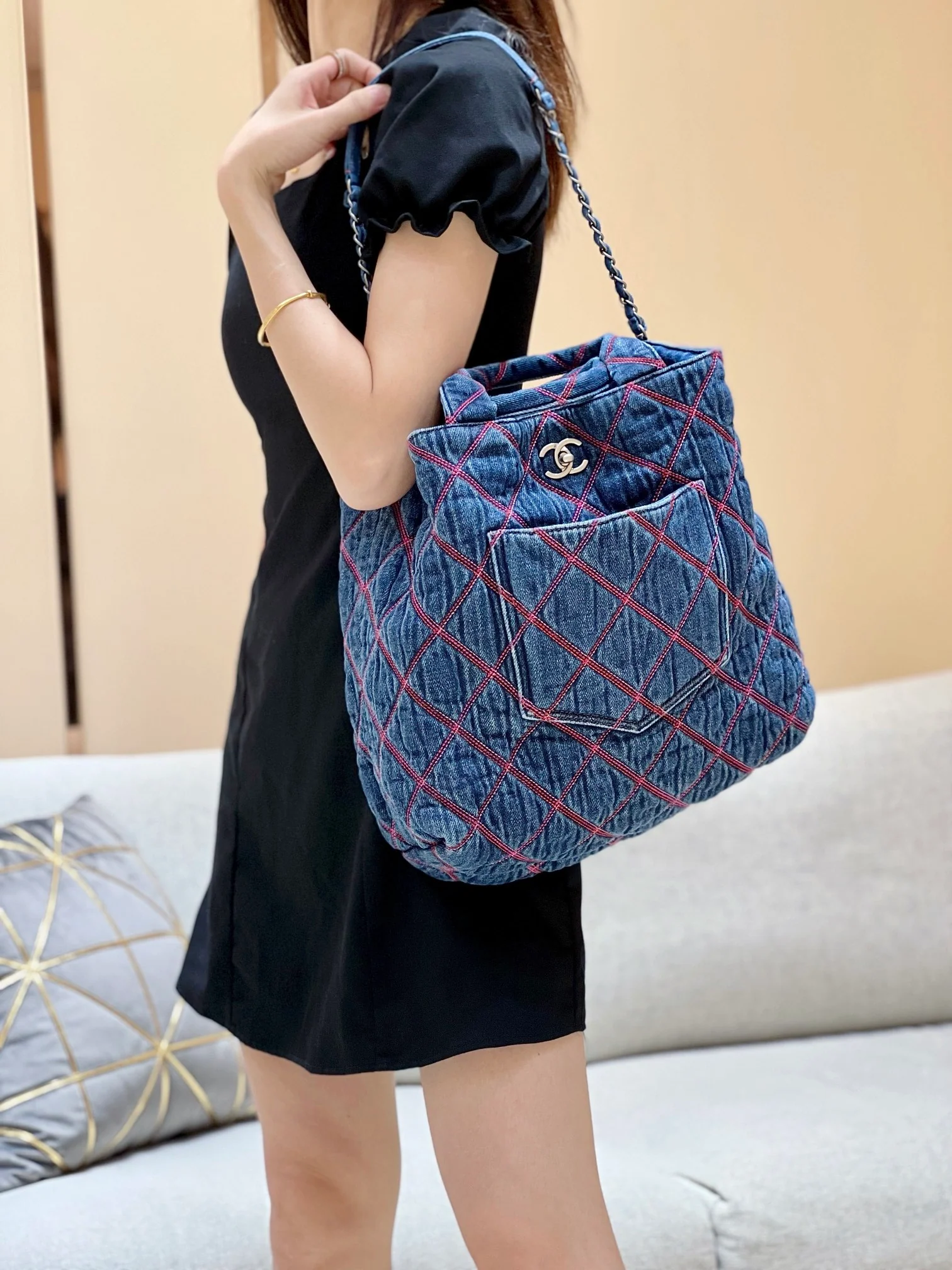 Коллекция Chanel 2022 Métiers d'Art - Пляжная коллекция, джинсовая сумка-шоппер