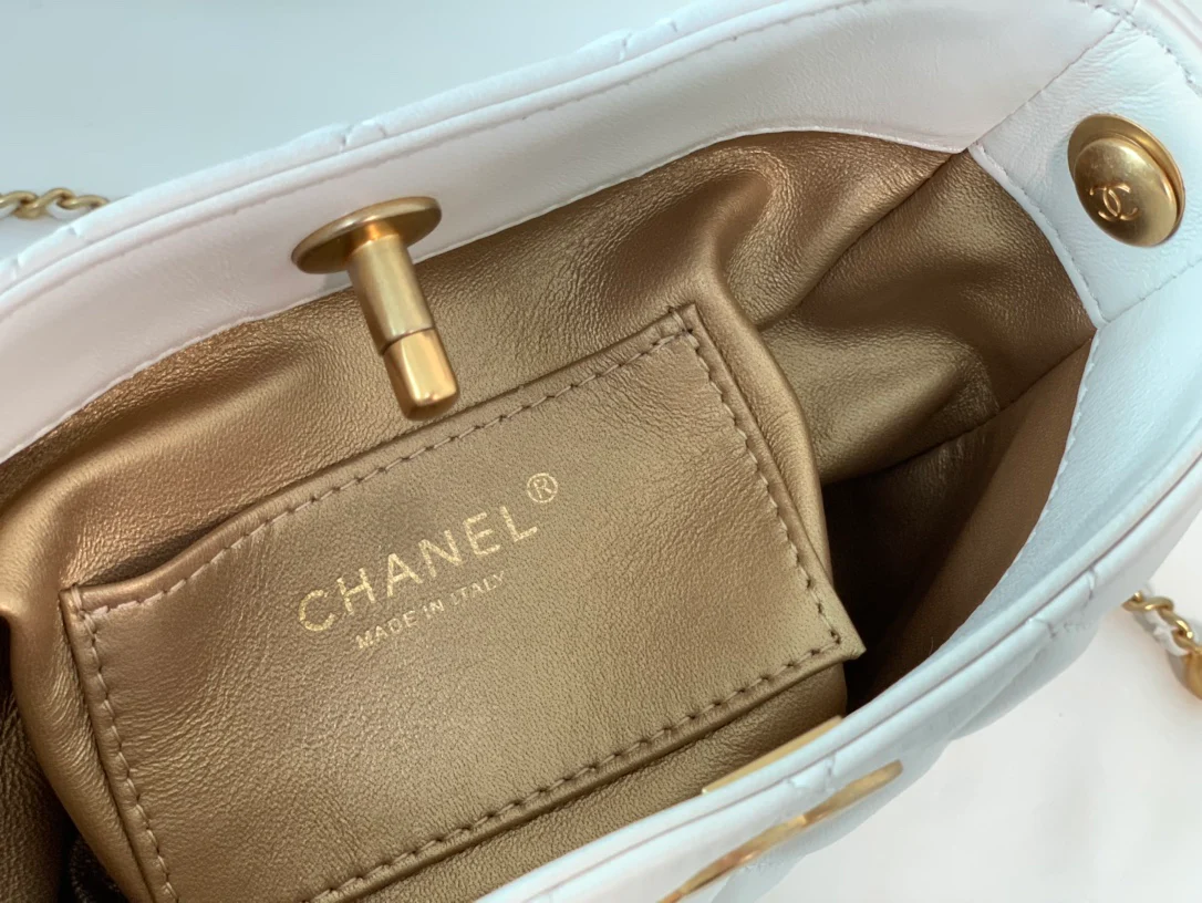 Коллекция Chanel Весна/Лето 2022 - Сумка-хобо Golden Globe - Маленькая