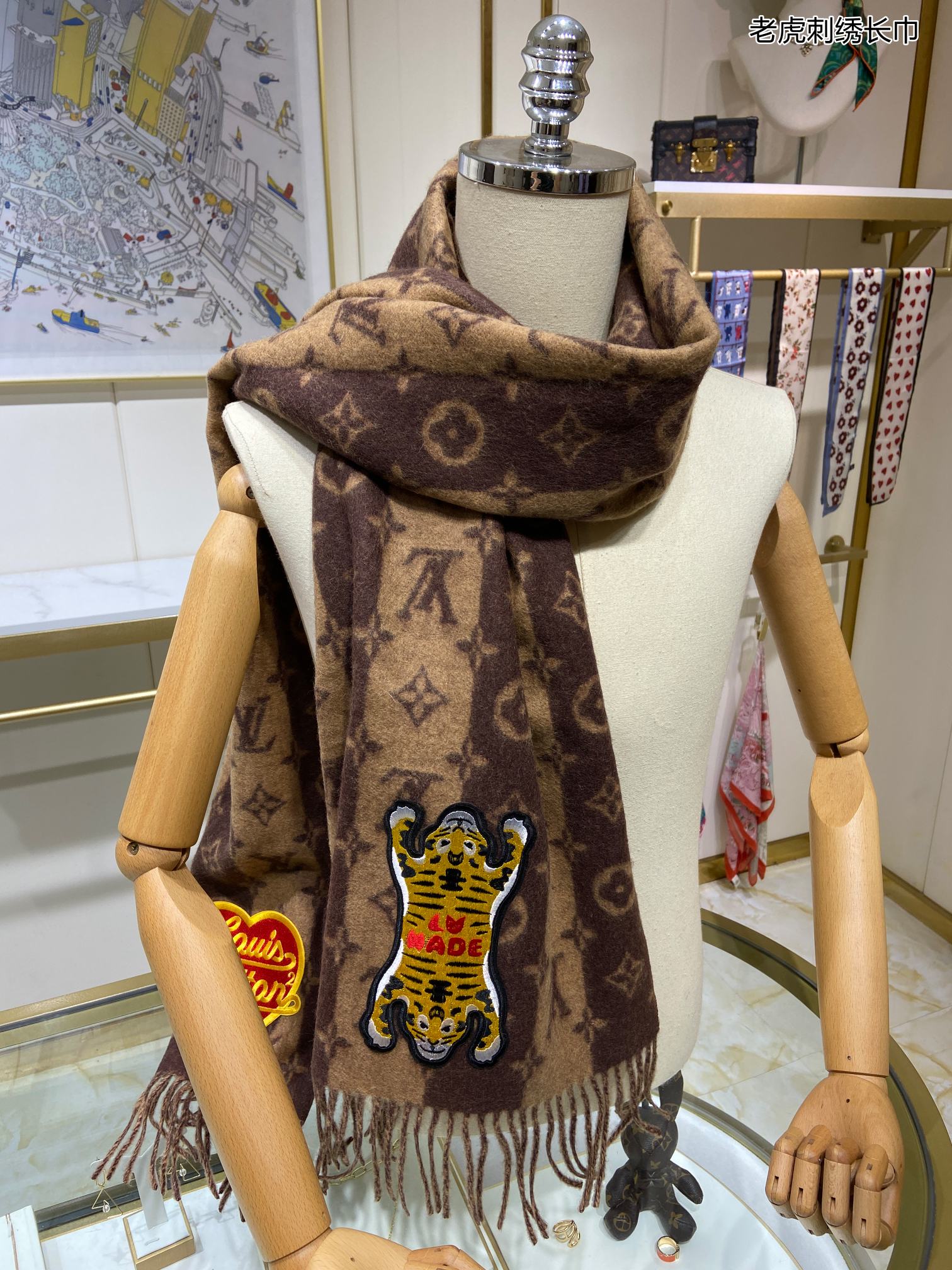 LV - Длинное платье из шерсти и кашемира с вышивкой, золотистого цвета - 40-205 см