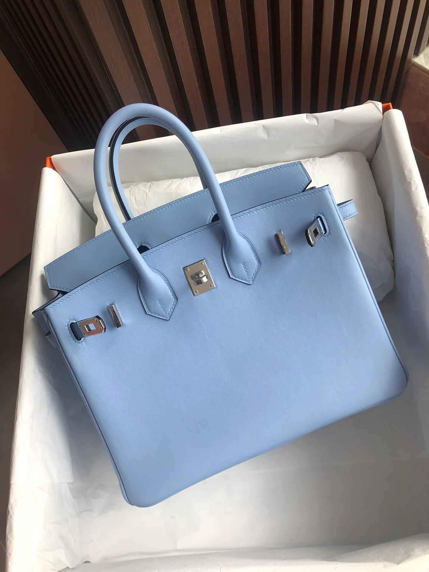 Часы Hermes Kelly 25 Swift светло-голубого цвета с серебряной пряжкой