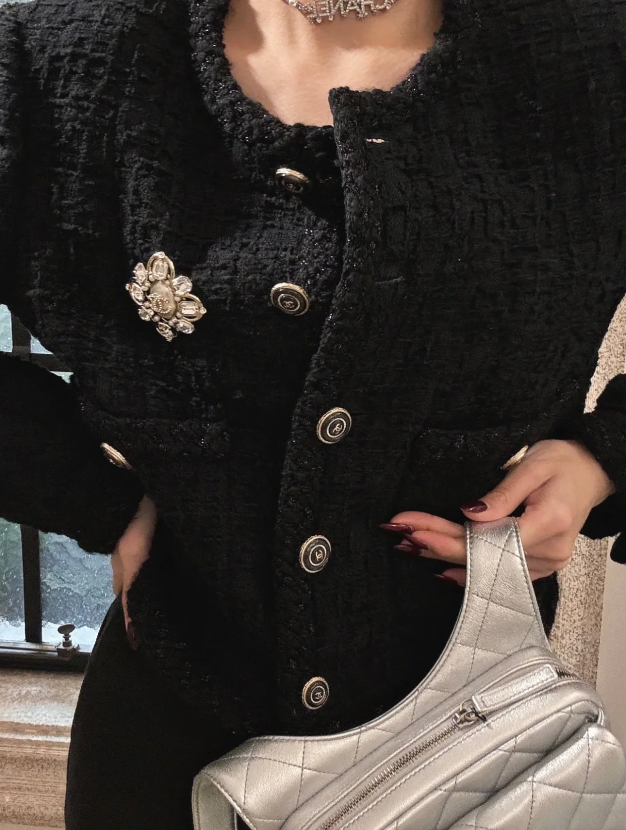 Новая коллекция Chanel весна/лето - сумка-хобо - сумка-мессенджер в стиле хиппи - серебристая