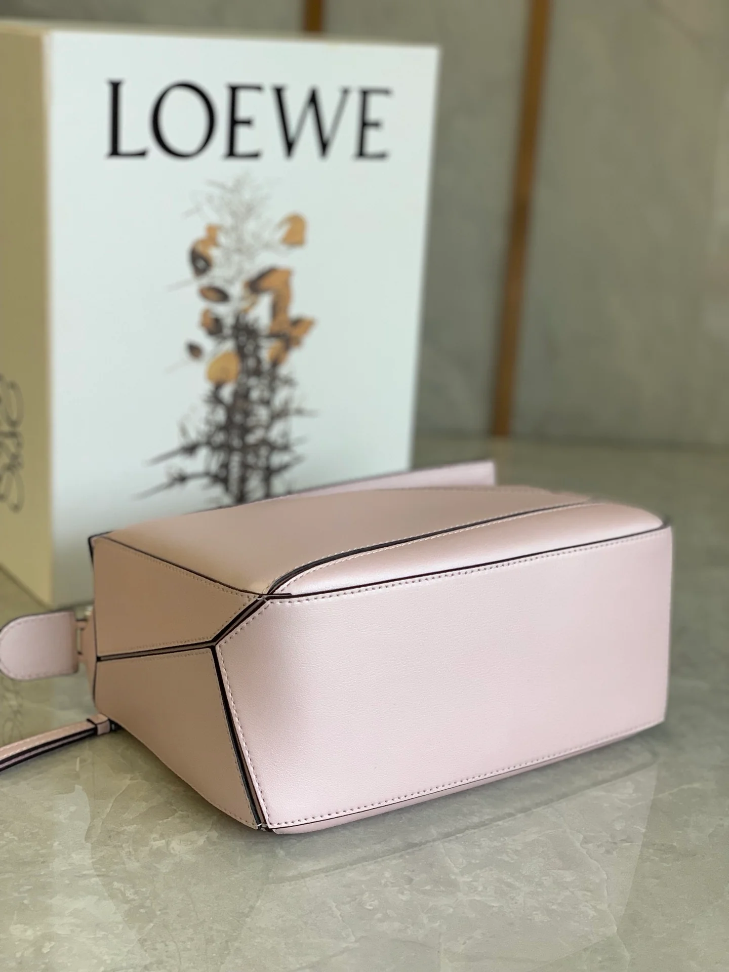 Новая сумка Loewe Puzzle Bag из телячьей кожи, выпущенная в 2020 году.