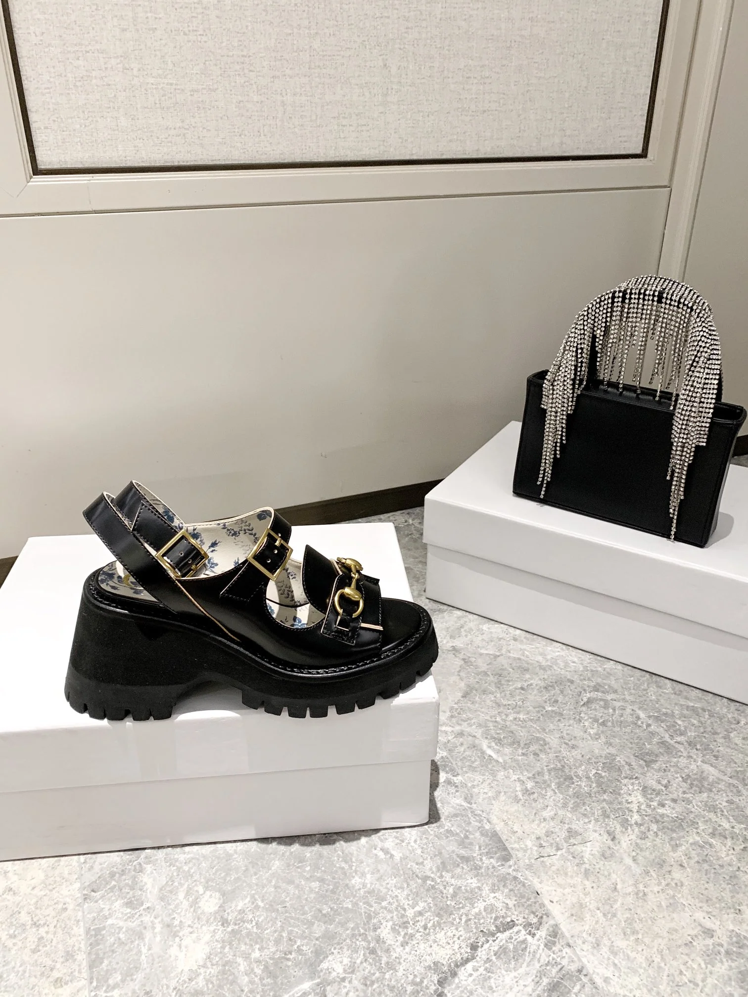 Сандалии Gucci Retro Street с пряжкой на платформе