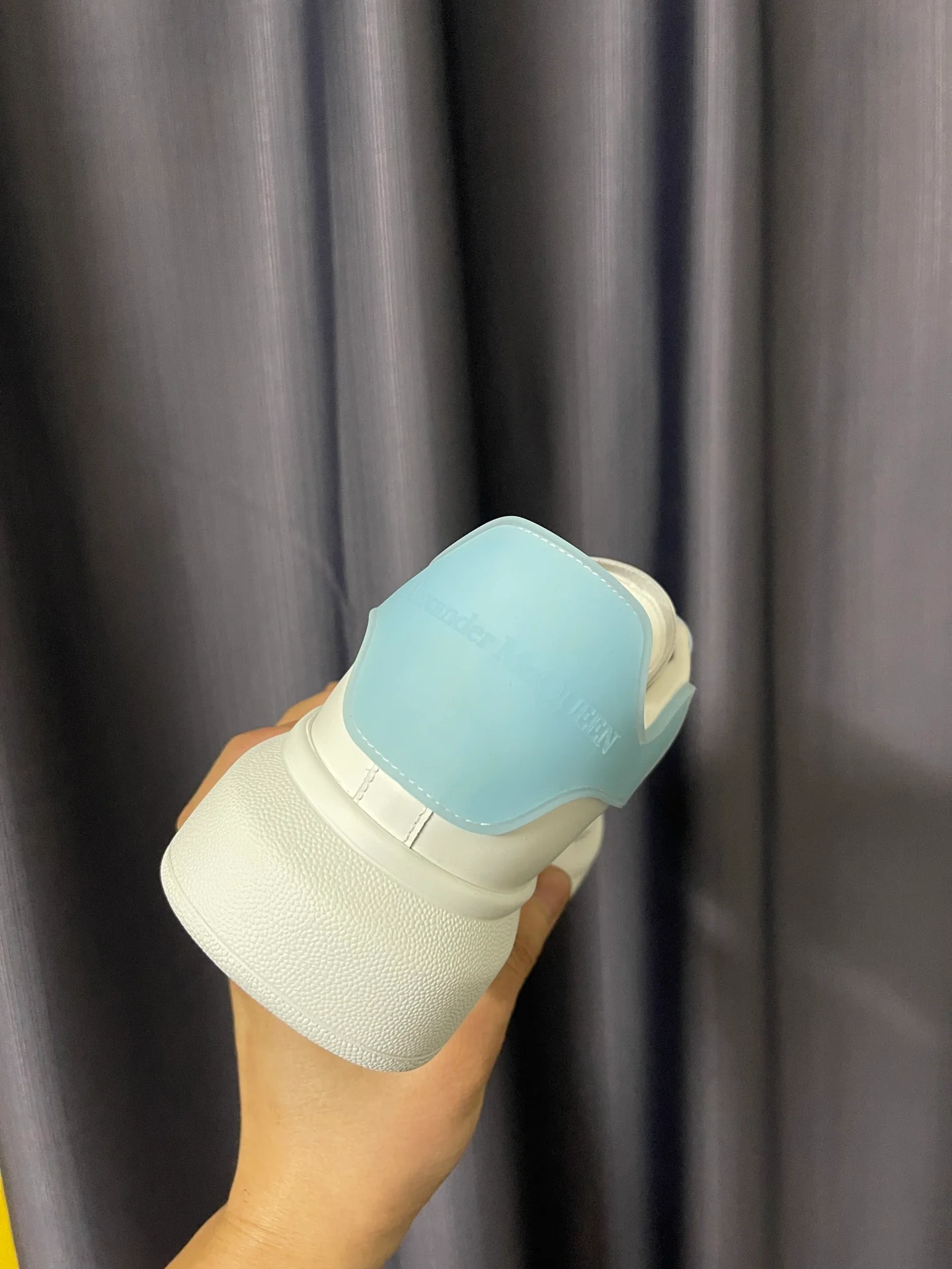 Классические белые кроссовки McQueen - унисекс - прозрачная голубая гелевая подошва