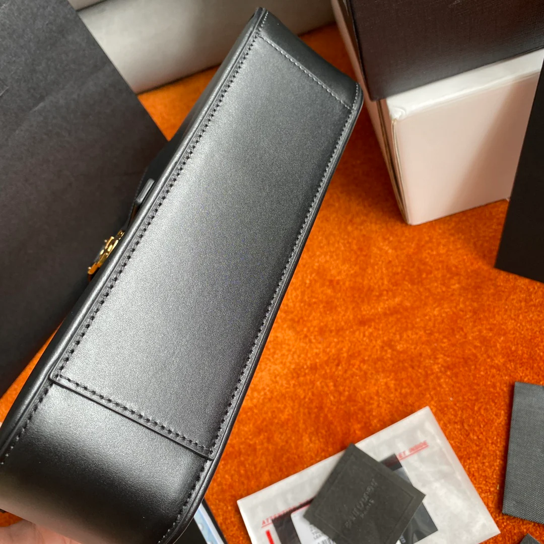 Сумка-седло YSL - черная с золотой фурнитурой - из гладкой кожи.