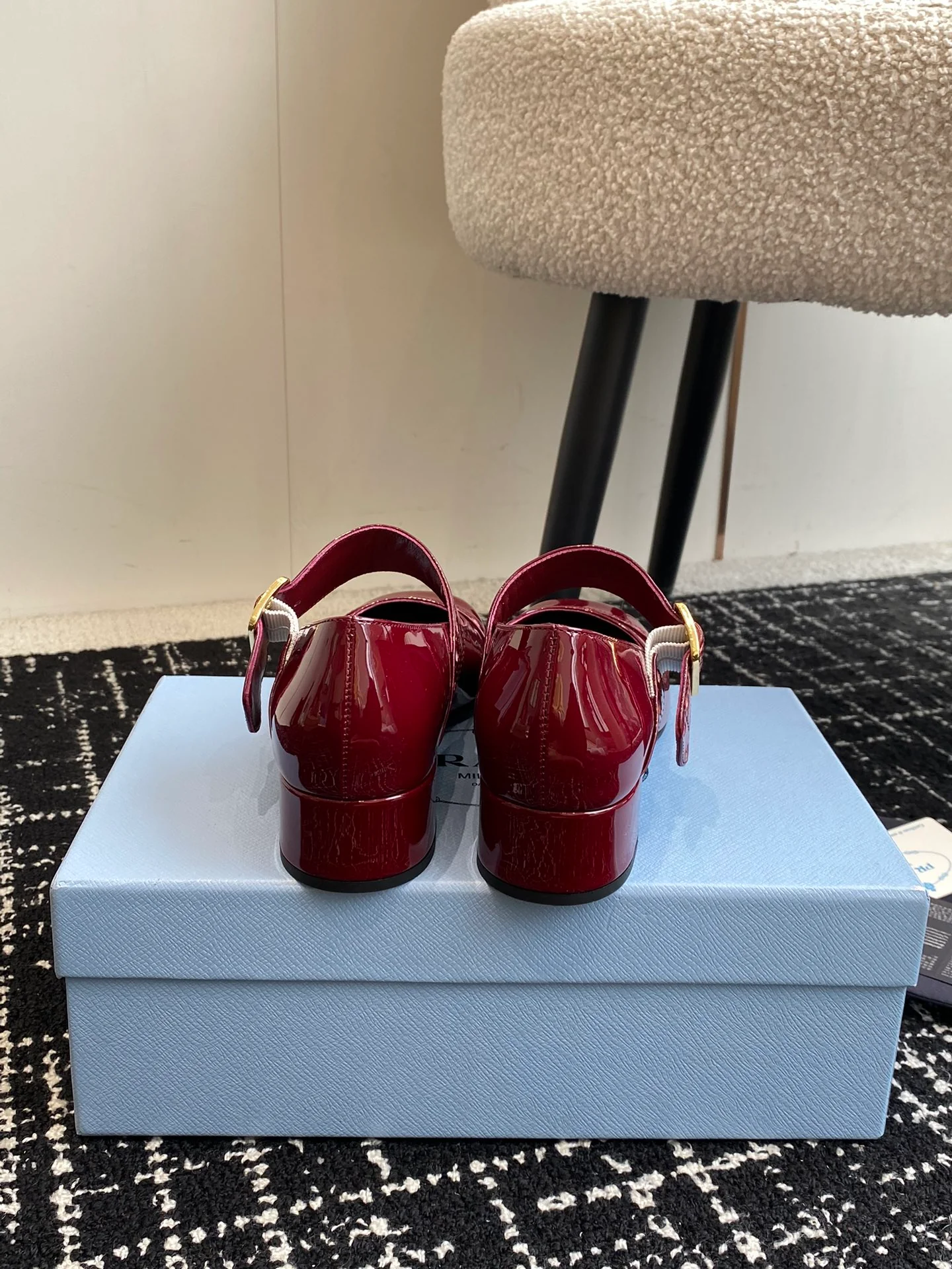Туфли-мэри-джейн Prada 2024 в стиле ретро - красные