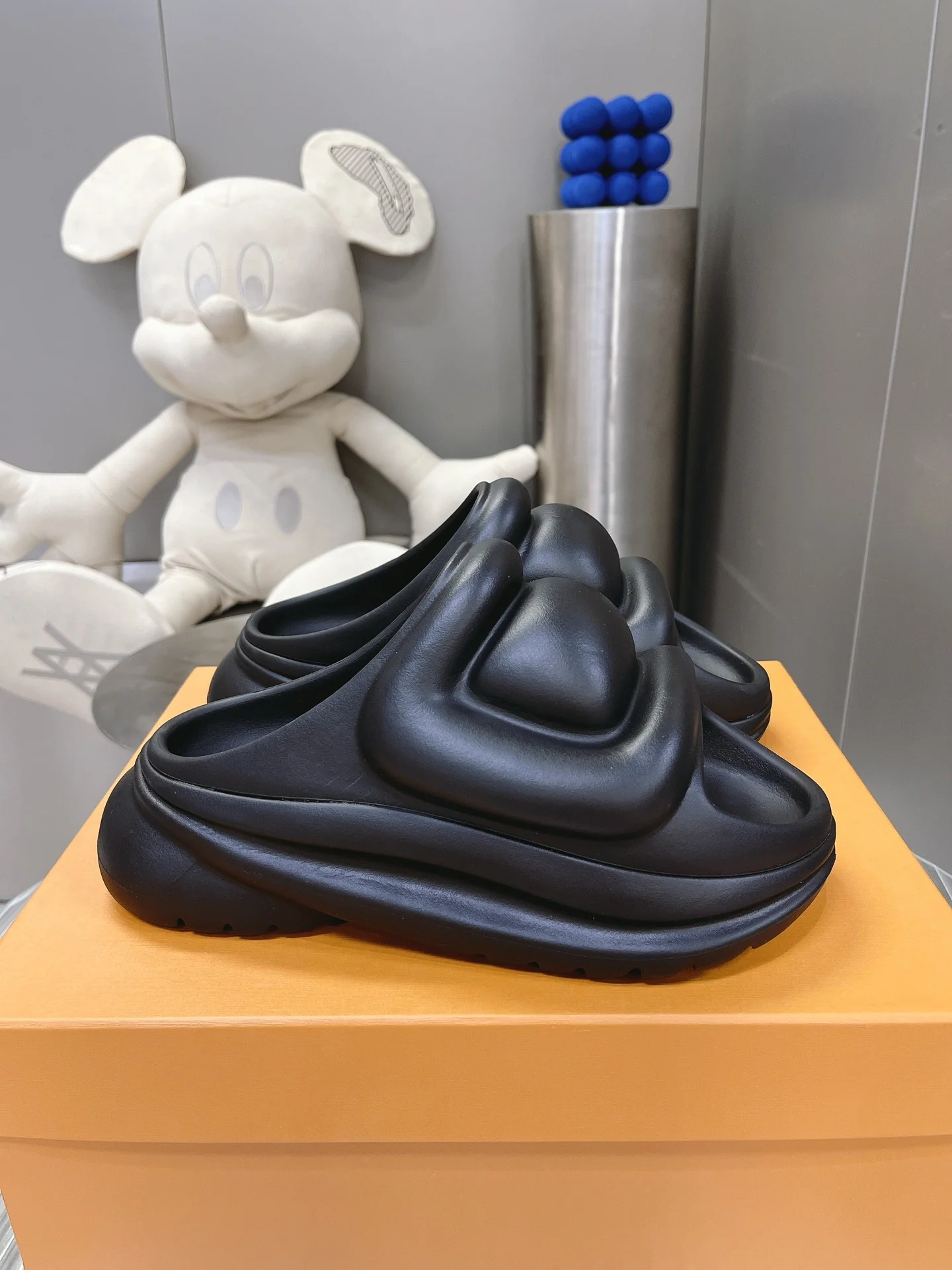 Новинка мужской коллекции LV весна/лето 2023 - Домашние тапочки в стиле хип-хоп - Черные