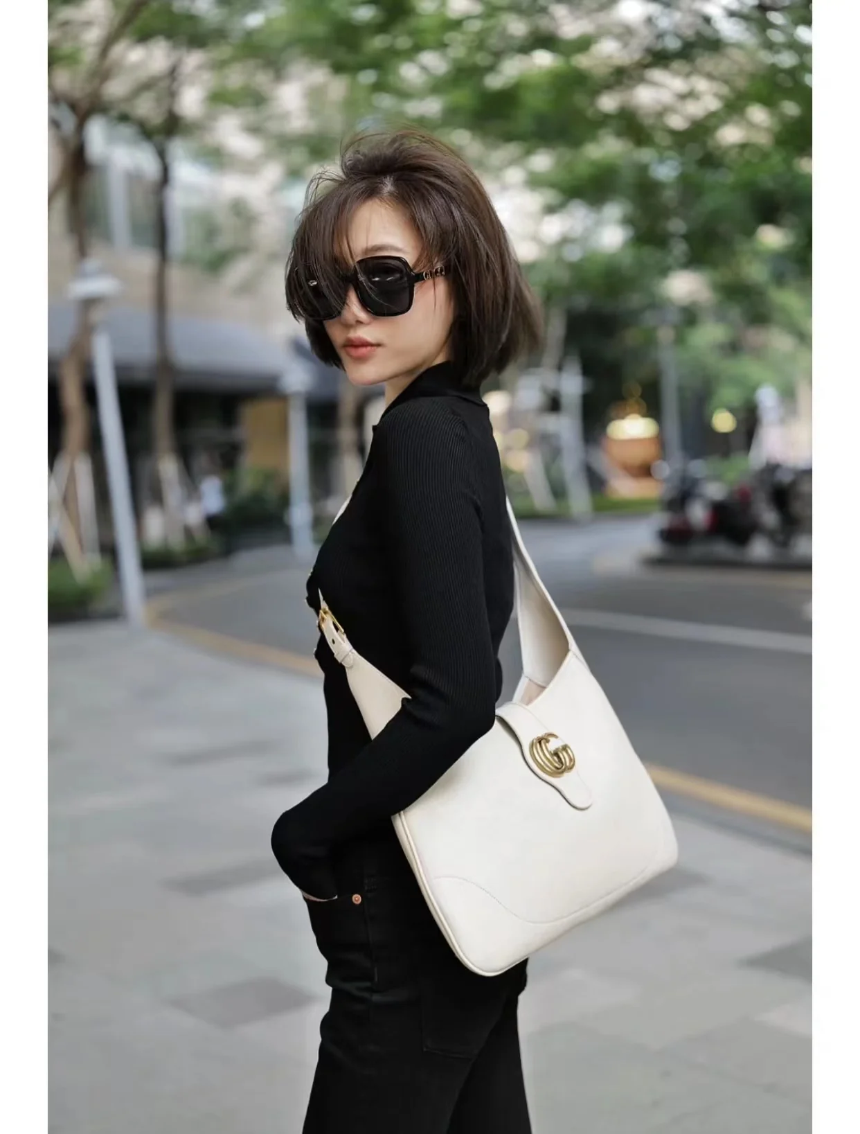 Весенняя коллекция Gucci 2023 — Сумка через плечо ?Полумесяц? — Белая — Фотографии в одежде.